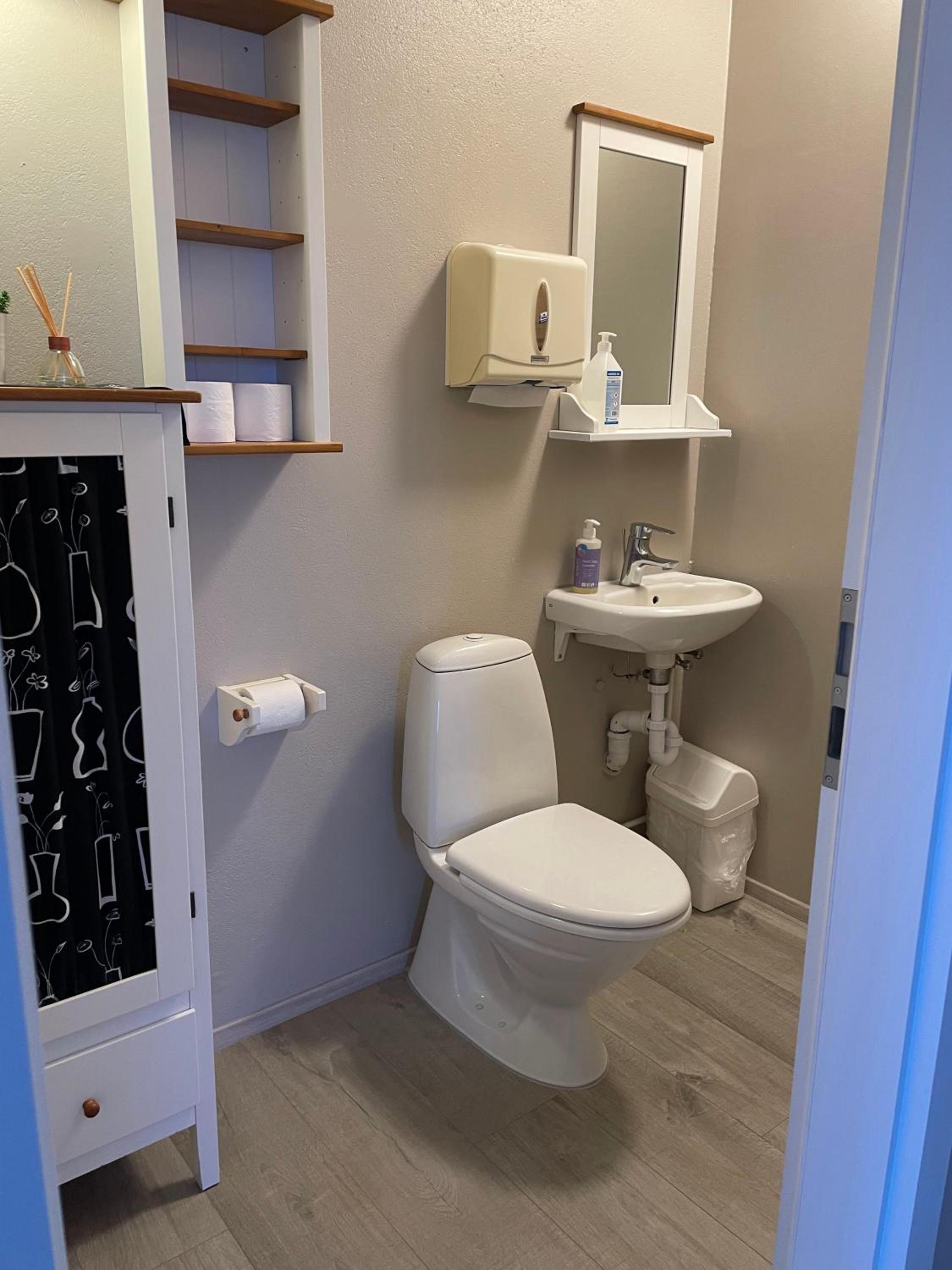 Family Room with Shared Bathroom photo 3