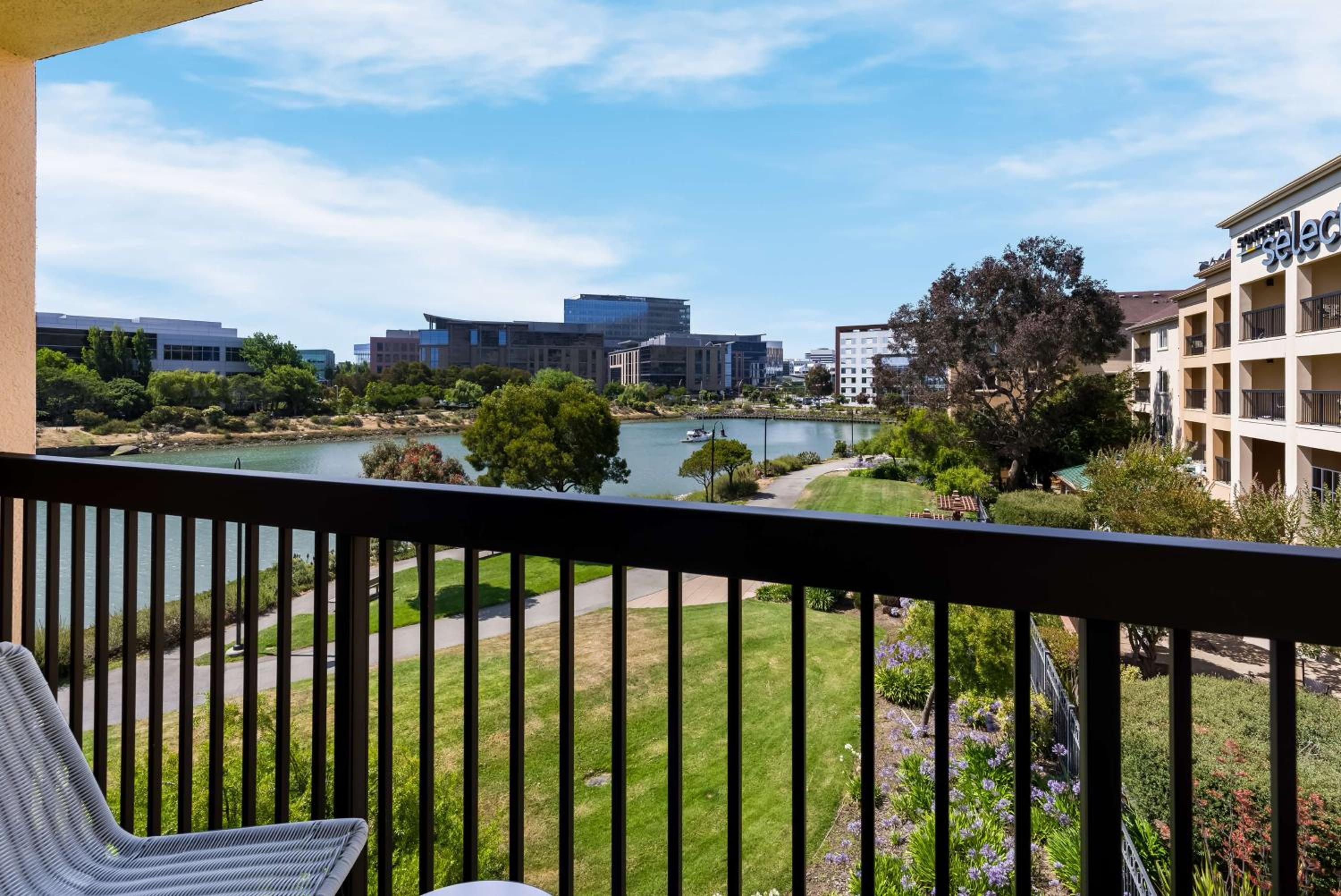 Water View Guestroom King - Photo 14