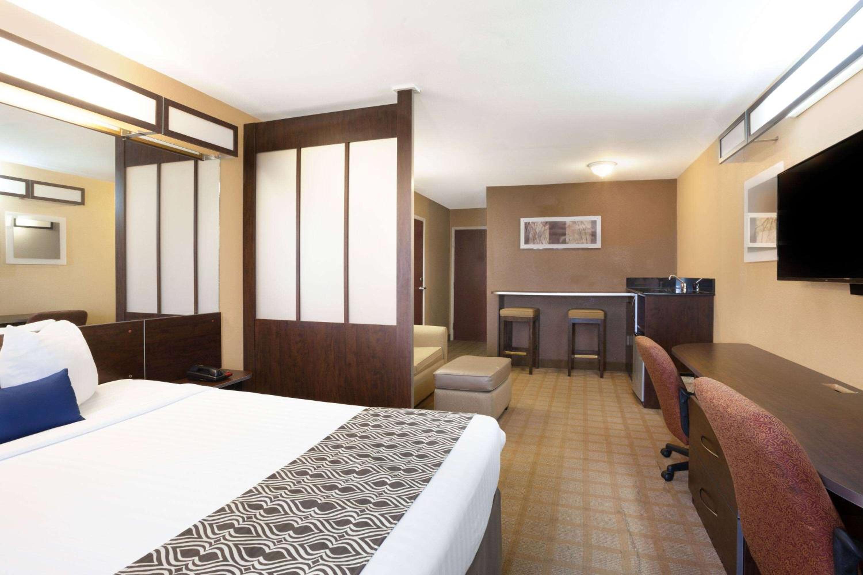 Deluxe Queen Studio Suite - Mobility Access/Non-Smoking - Photo 1