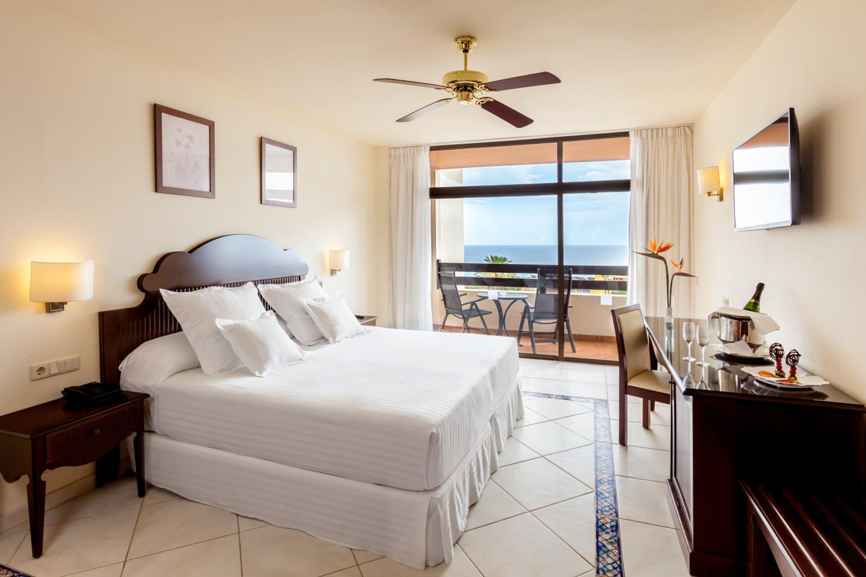 Habitación Doble o con Dos Camas con Vista al Mar (2 Adultos + 1 Niño)