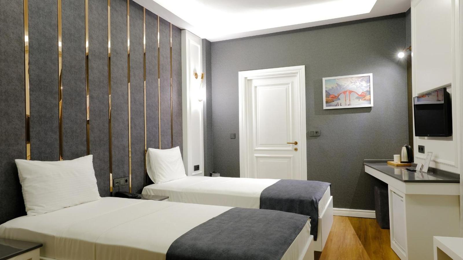 Budget Double or Twin Room without Windows thumbnail 6