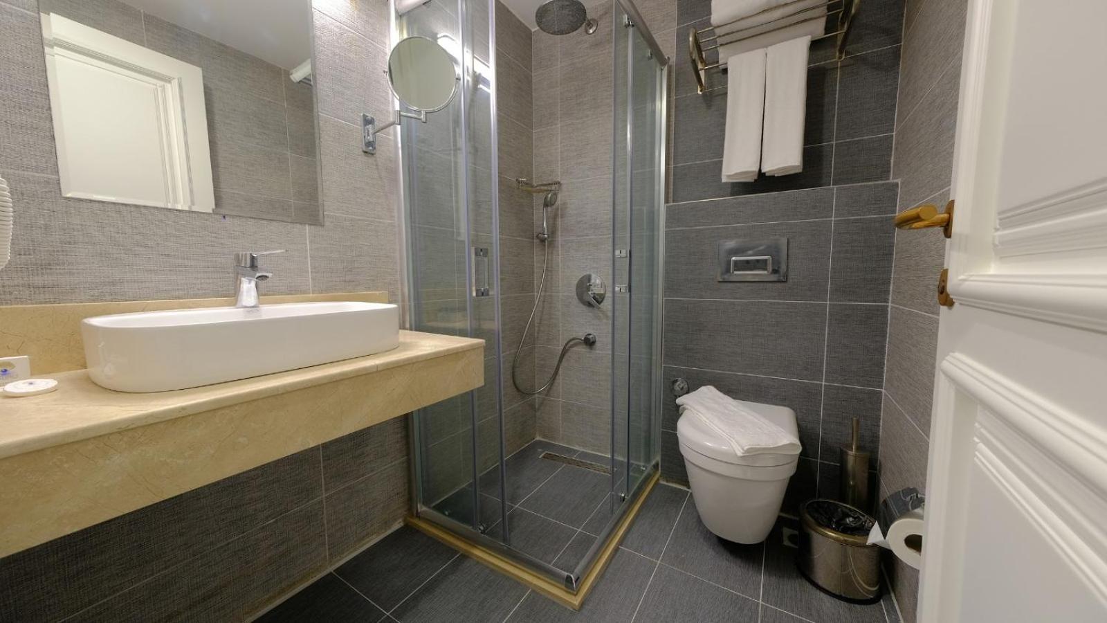 Budget Double or Twin Room without Windows thumbnail 5