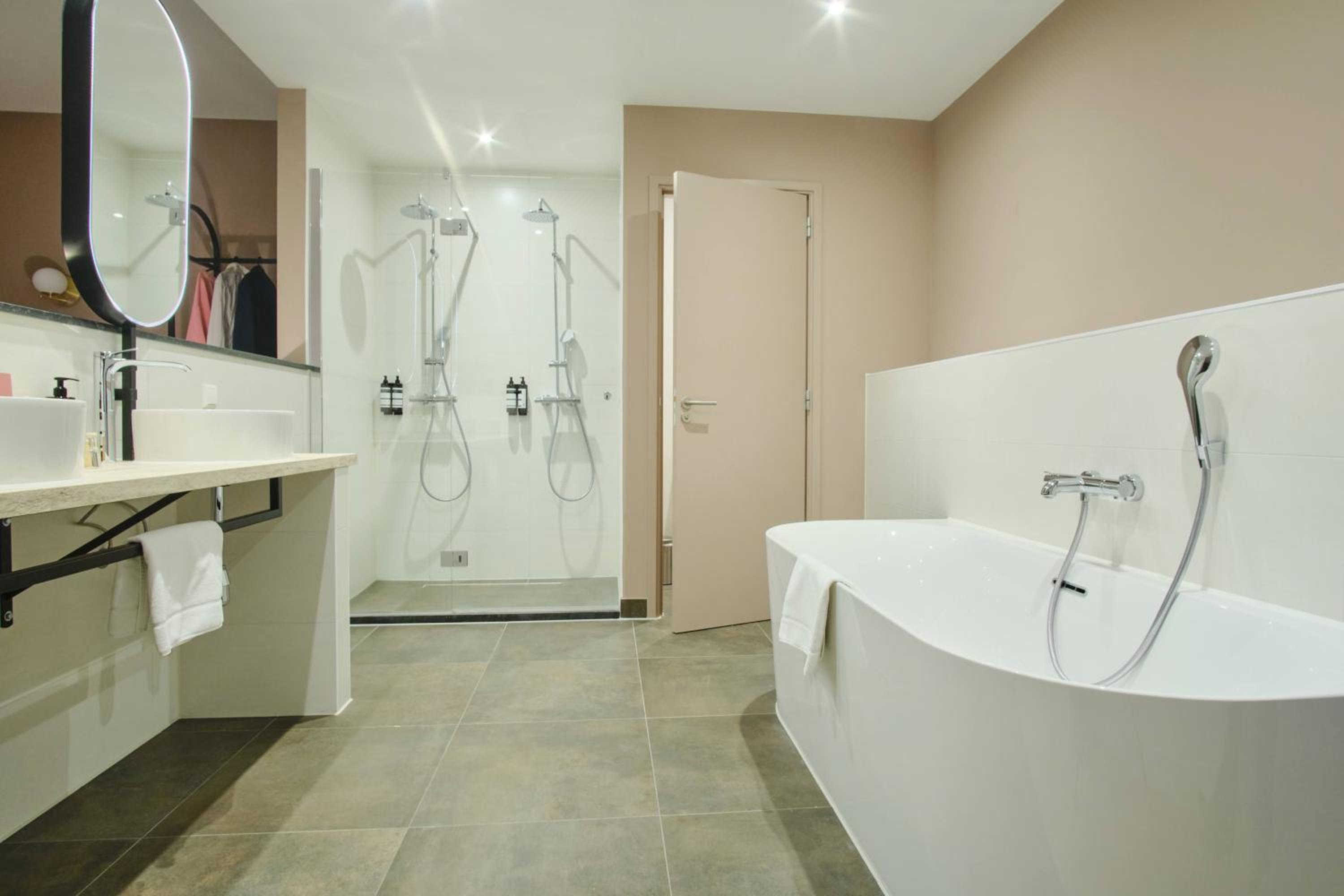 Superior King Suite photo 2