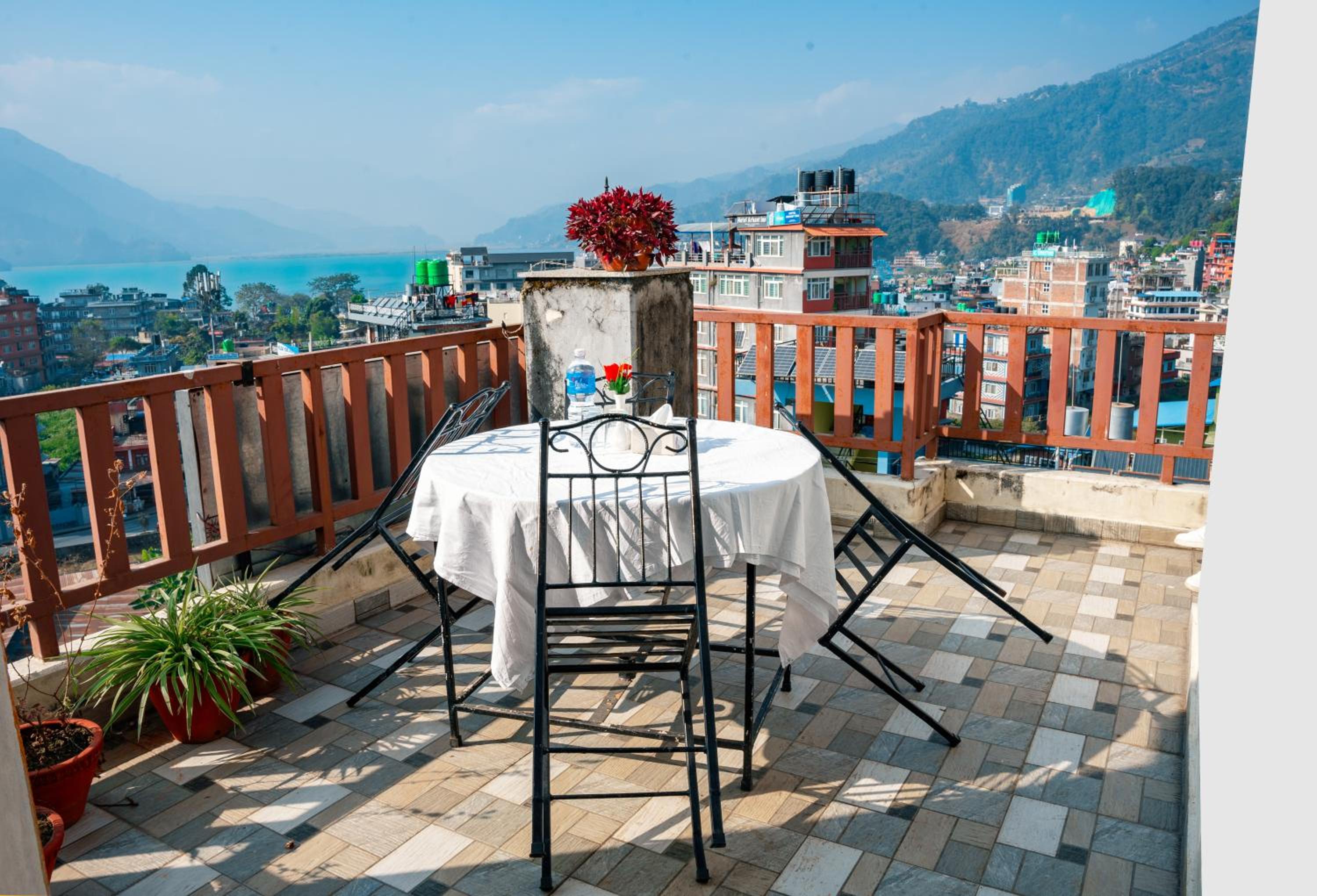 Deluxe Family Room With Balcony And Lake View