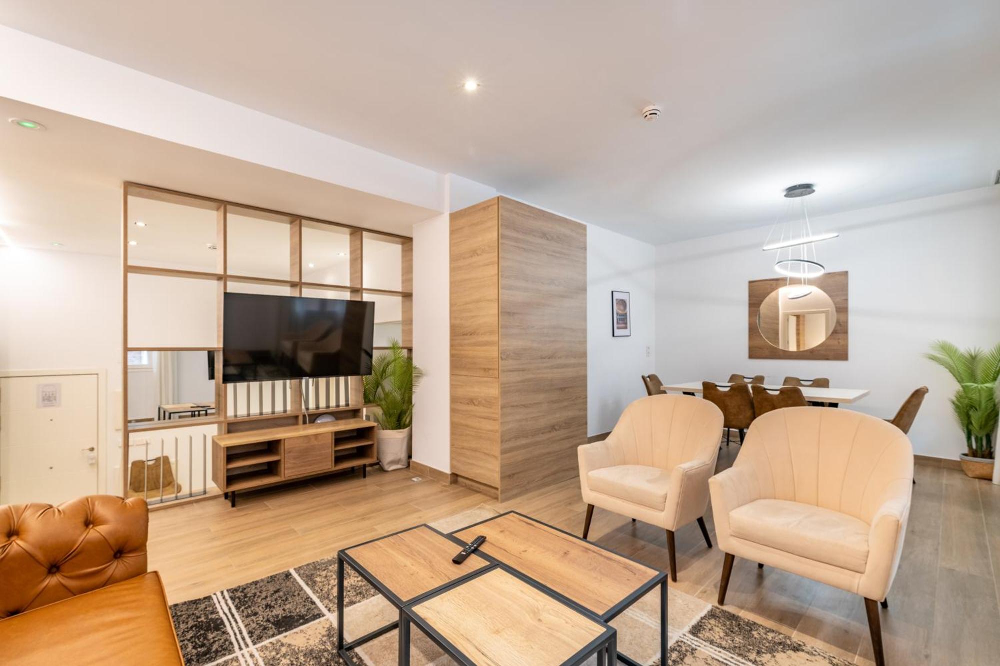 Deluxe One-Bedroom Apartment with City View photo 3