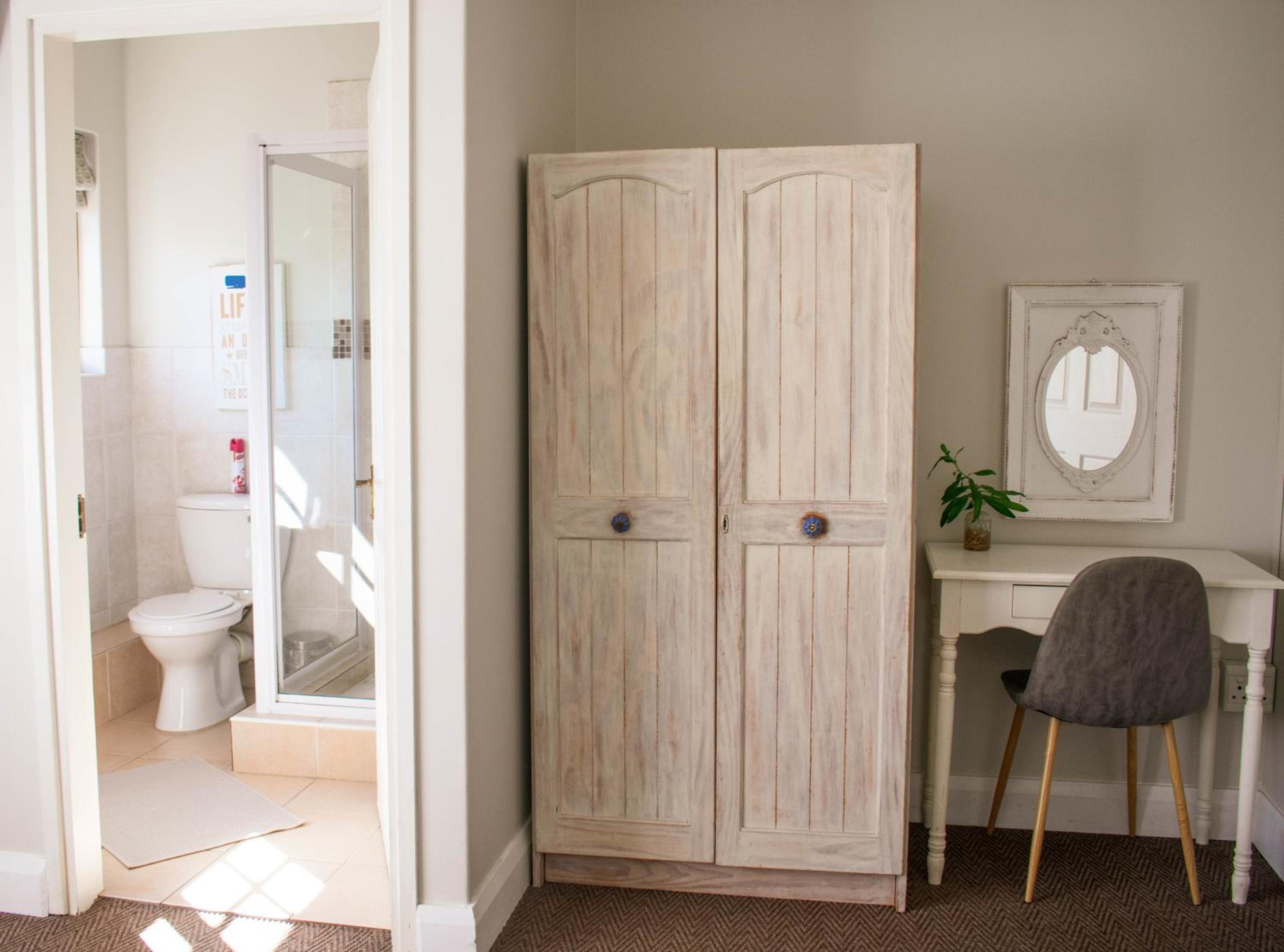 Deluxe Queen Room - Photo 13