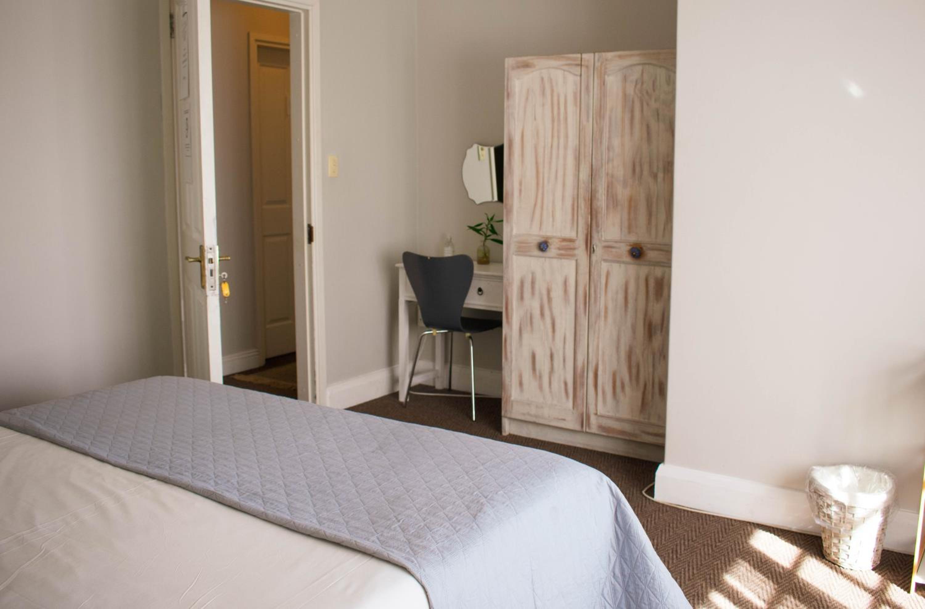 Deluxe Queen Room - Photo 10
