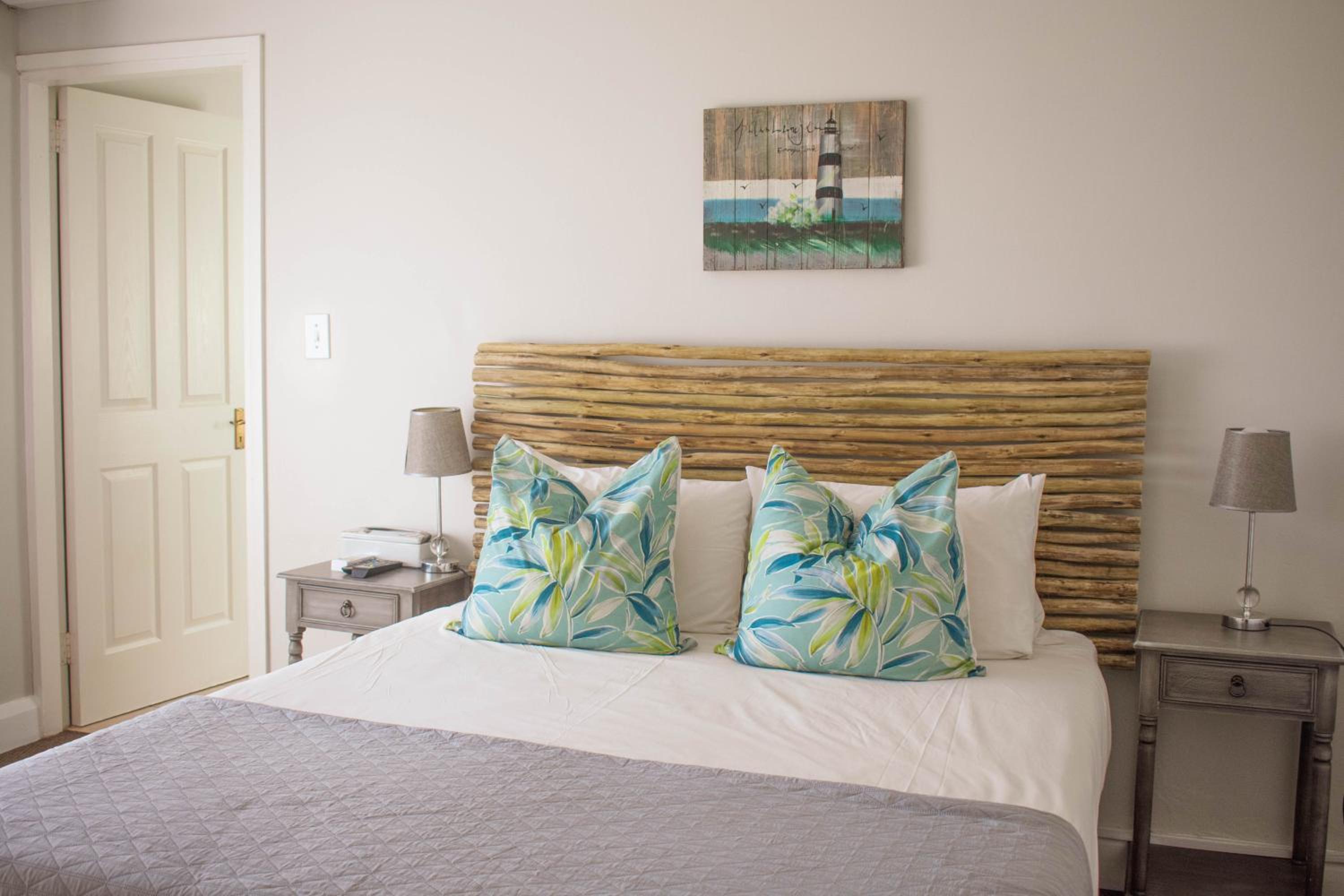 Deluxe Queen Room - Photo 8