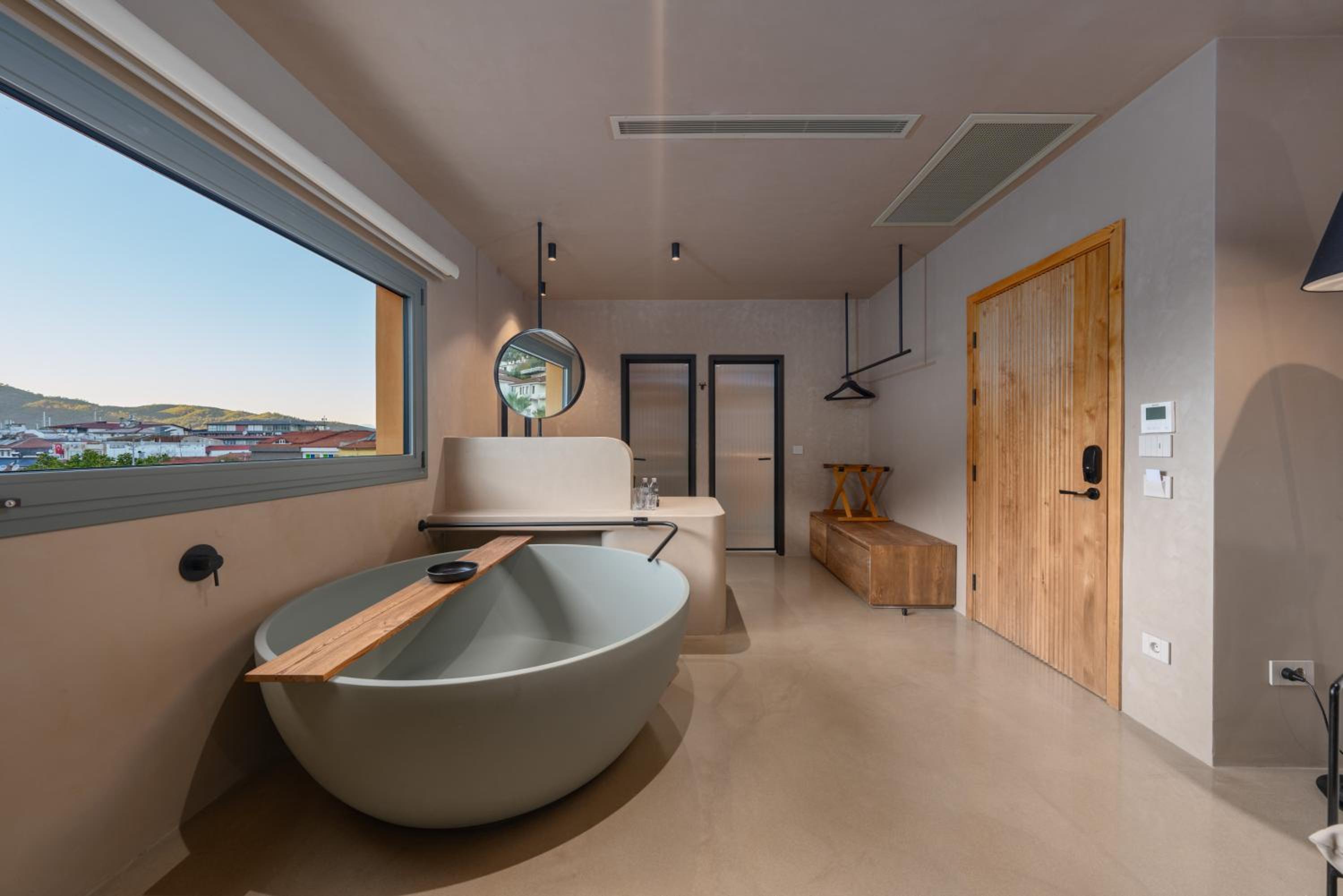 Deluxe Double Room with Bath - Photo 7