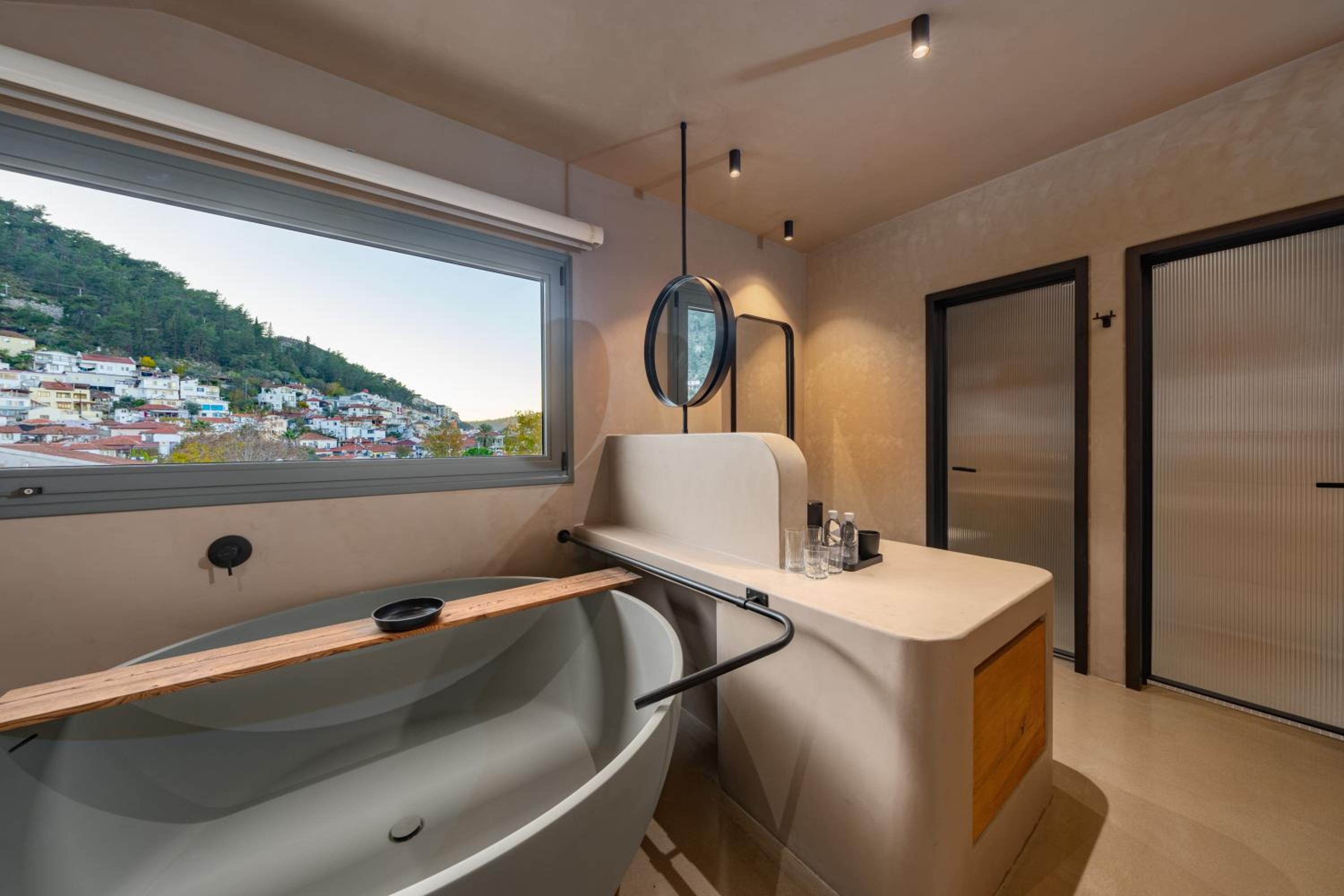 Deluxe Double Room with Bath - Photo 6