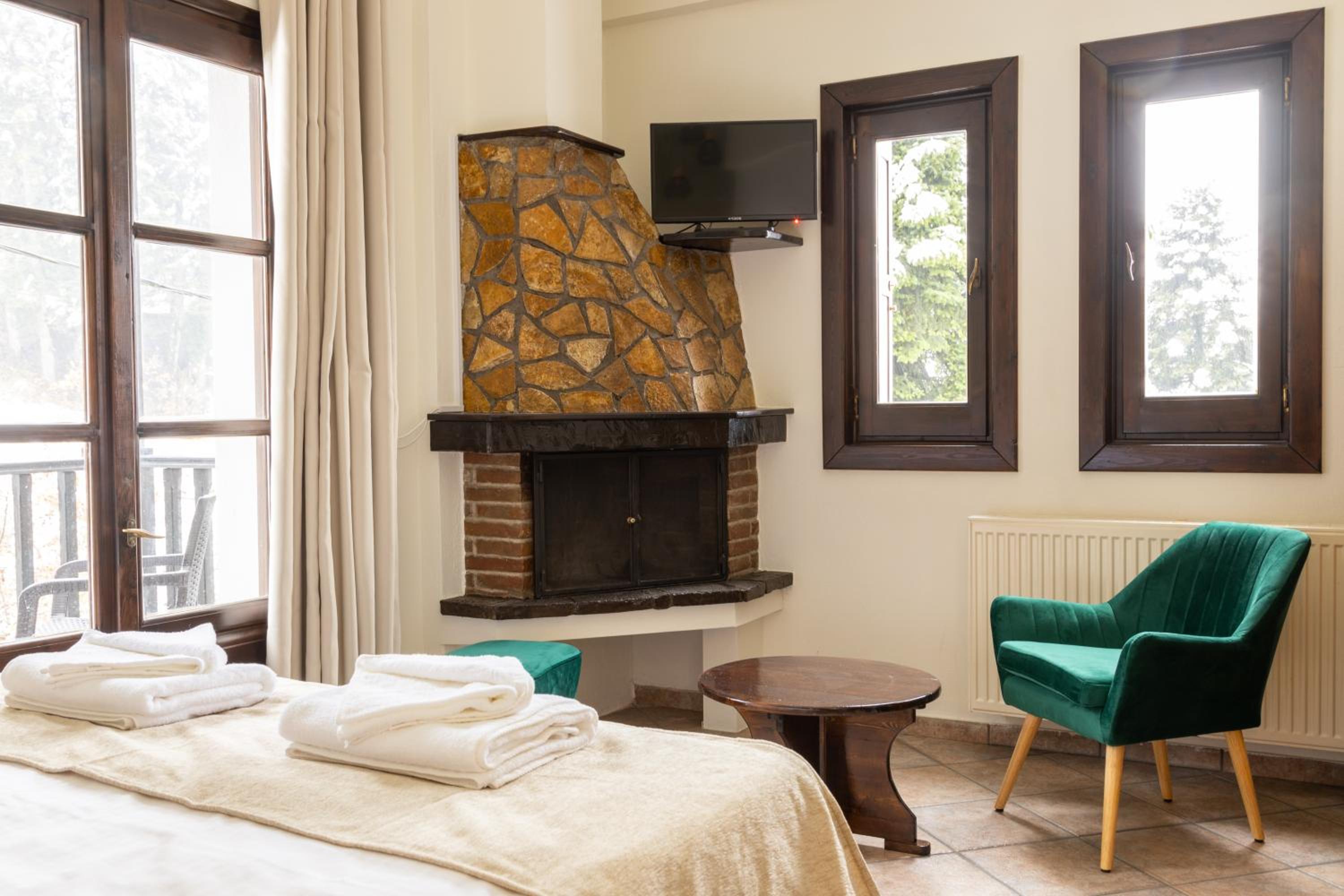 Deluxe Double Room - Photo 12