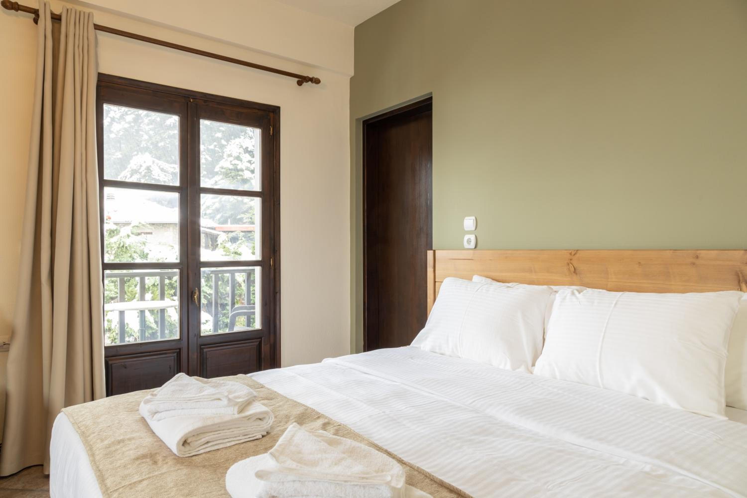 Deluxe Double Room - Photo 8