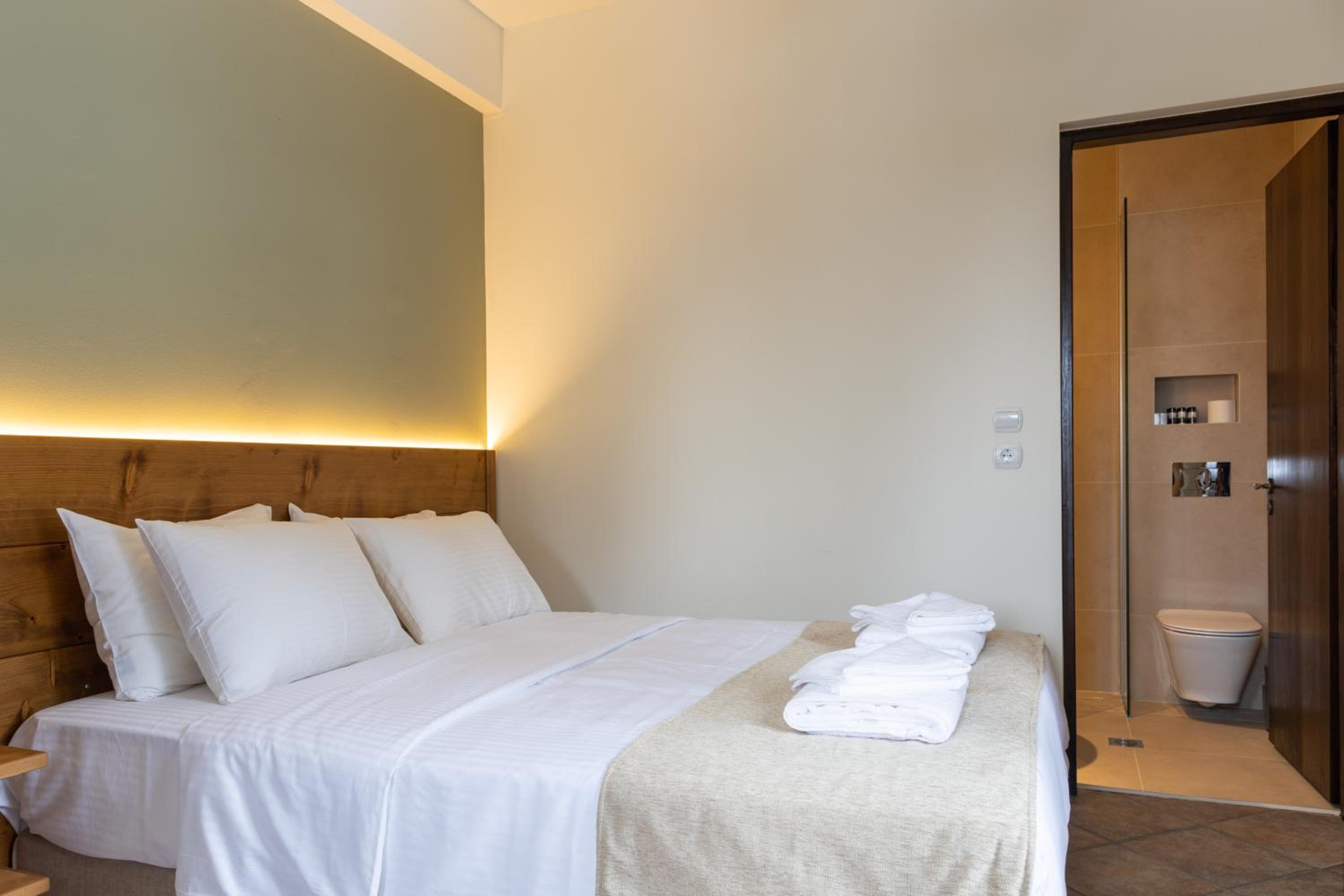Deluxe King Room - Photo 2