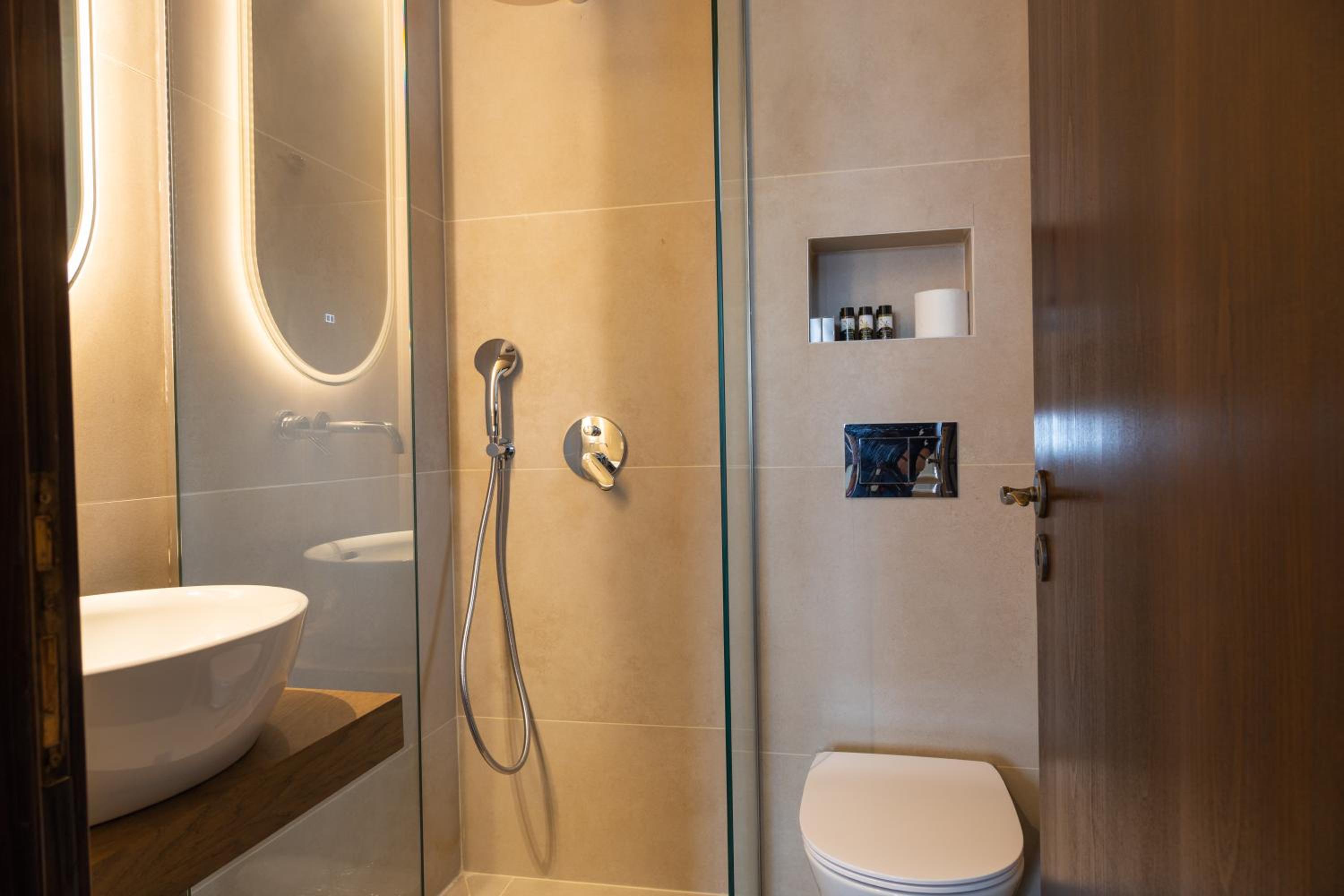 Deluxe King Room - Photo 4