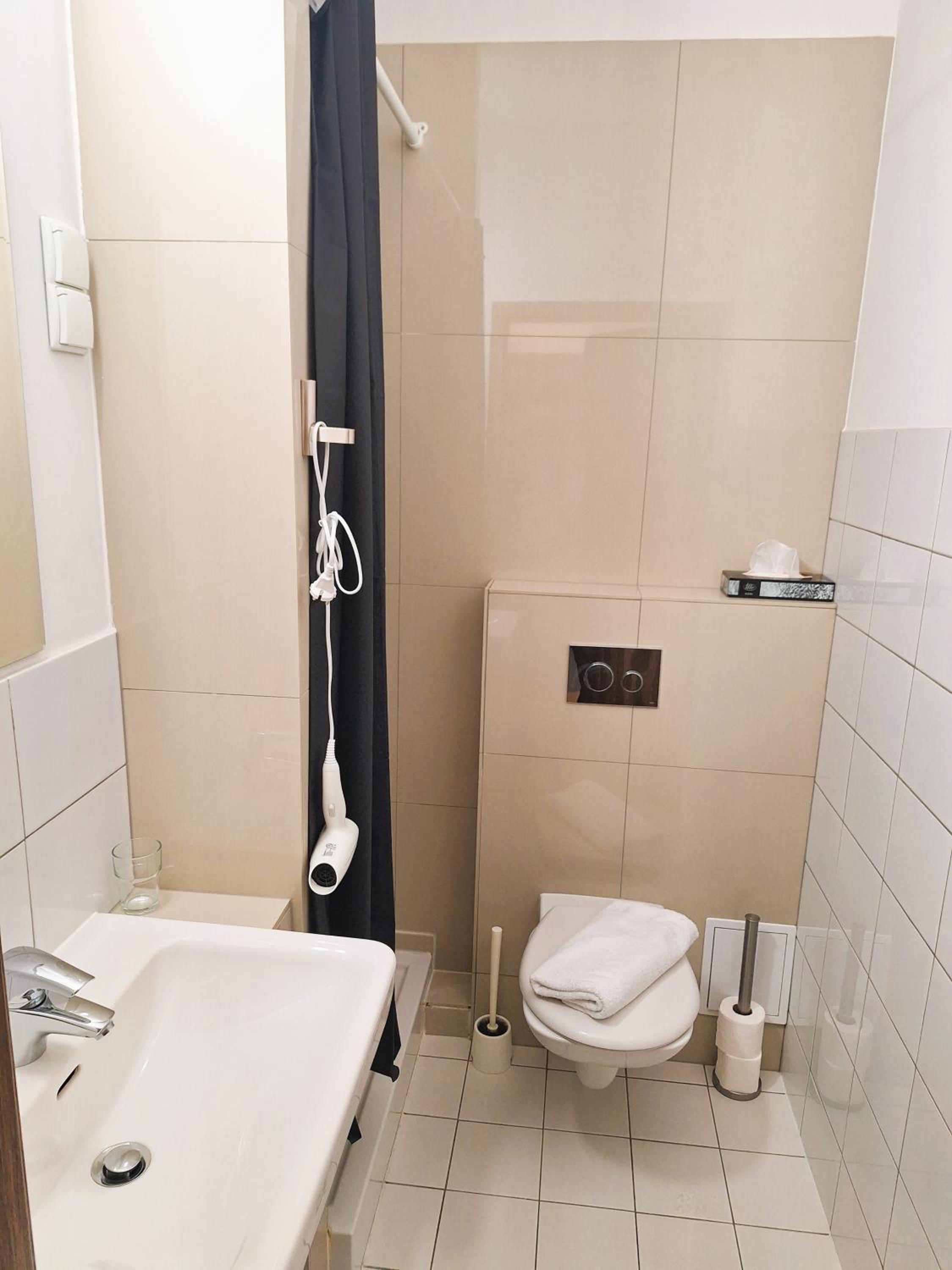 Standard Twin Room - Photo 4