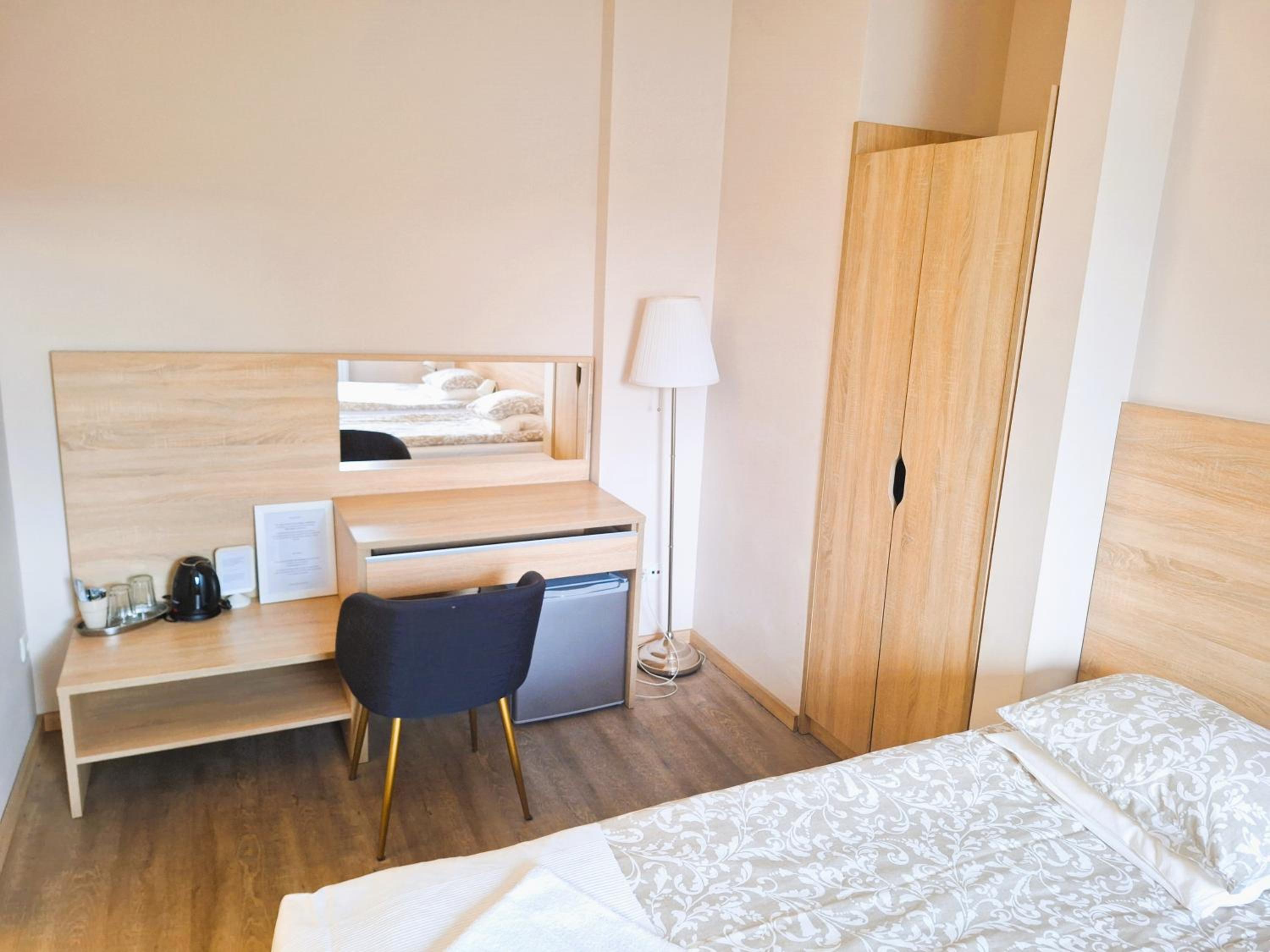 Standard Twin Room - Photo 3