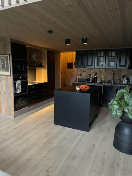 Six-Bedroom House photo 2