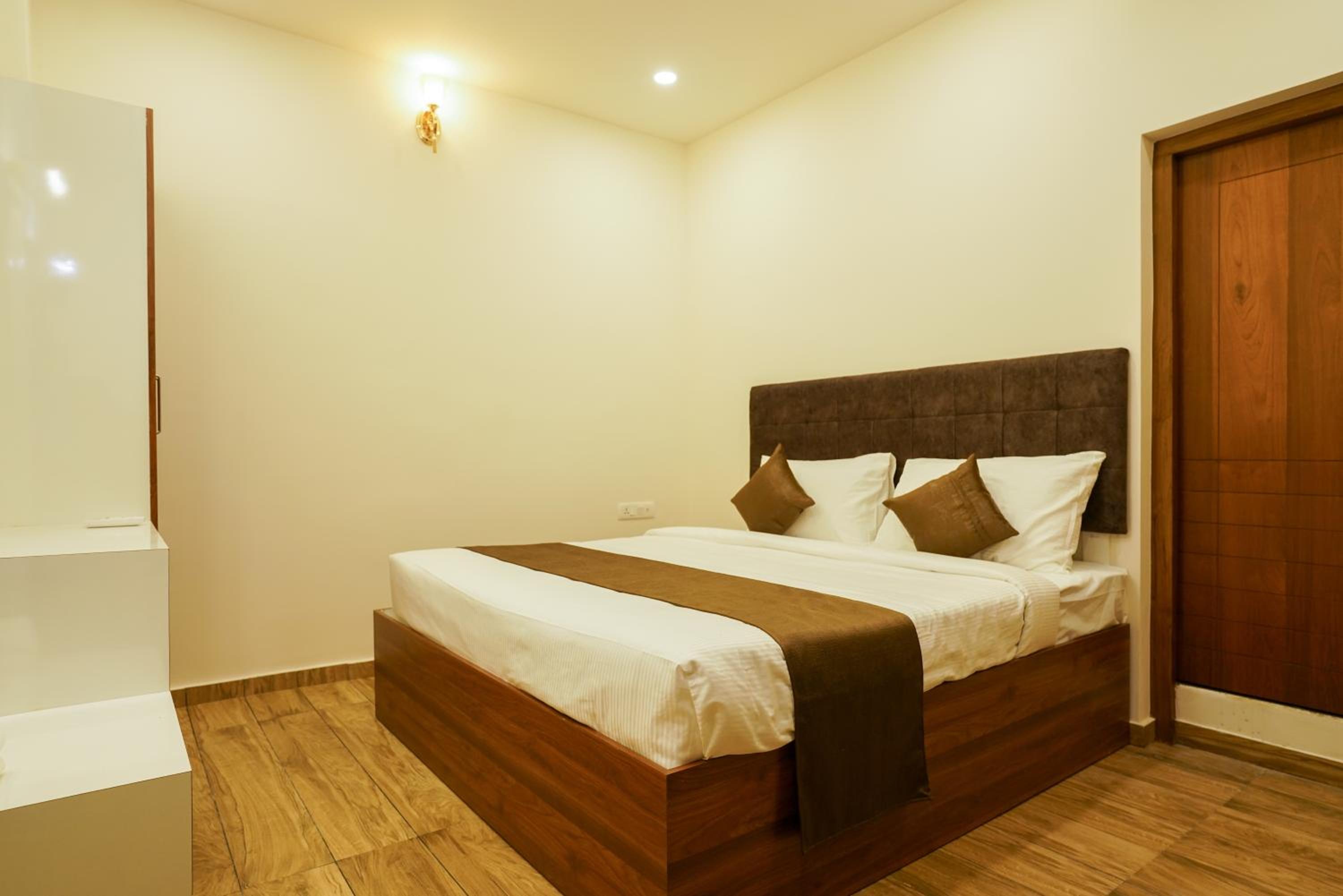 Deluxe Room - Photo 8