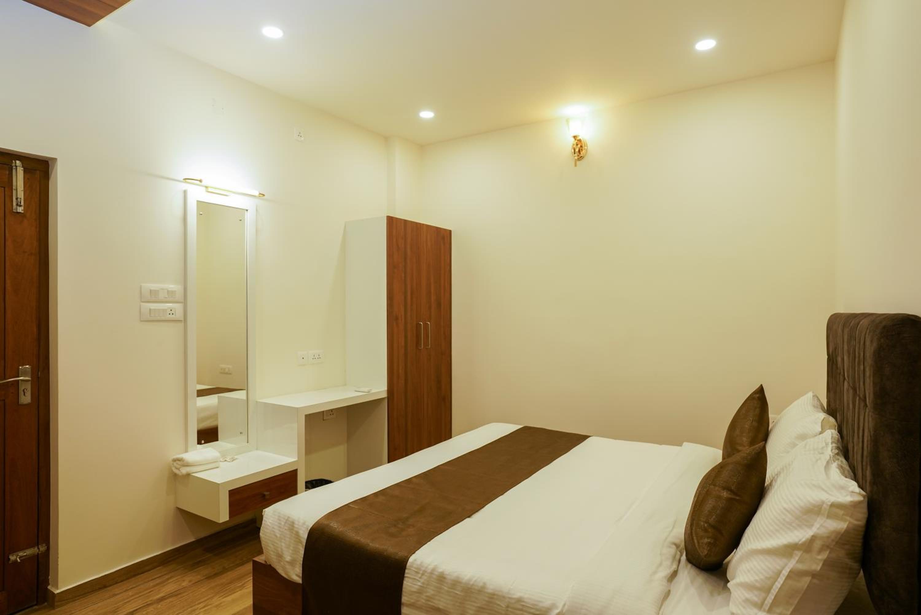 Deluxe Room - Photo 9