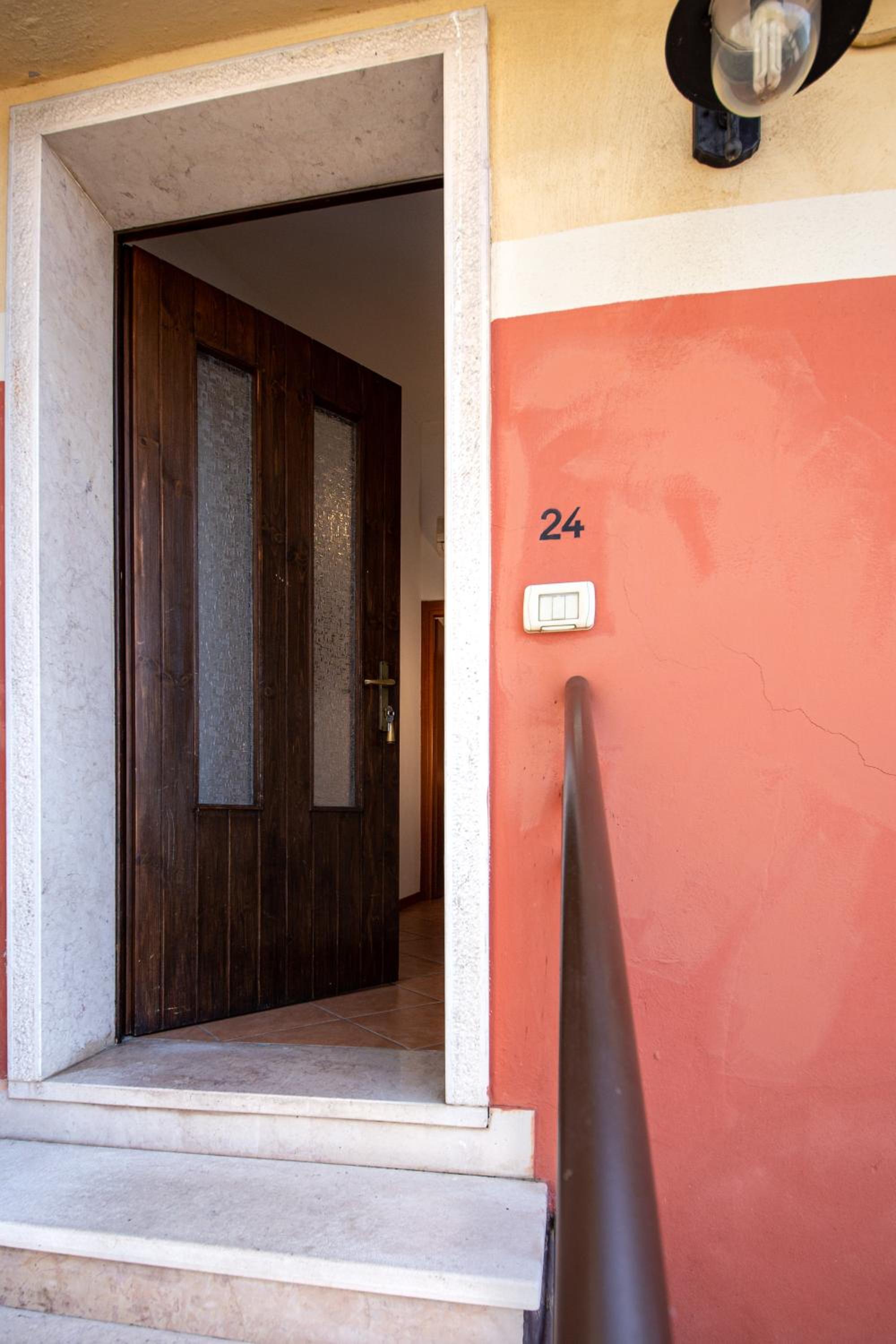 One-Bedroom Apartment with Lake View photo 2