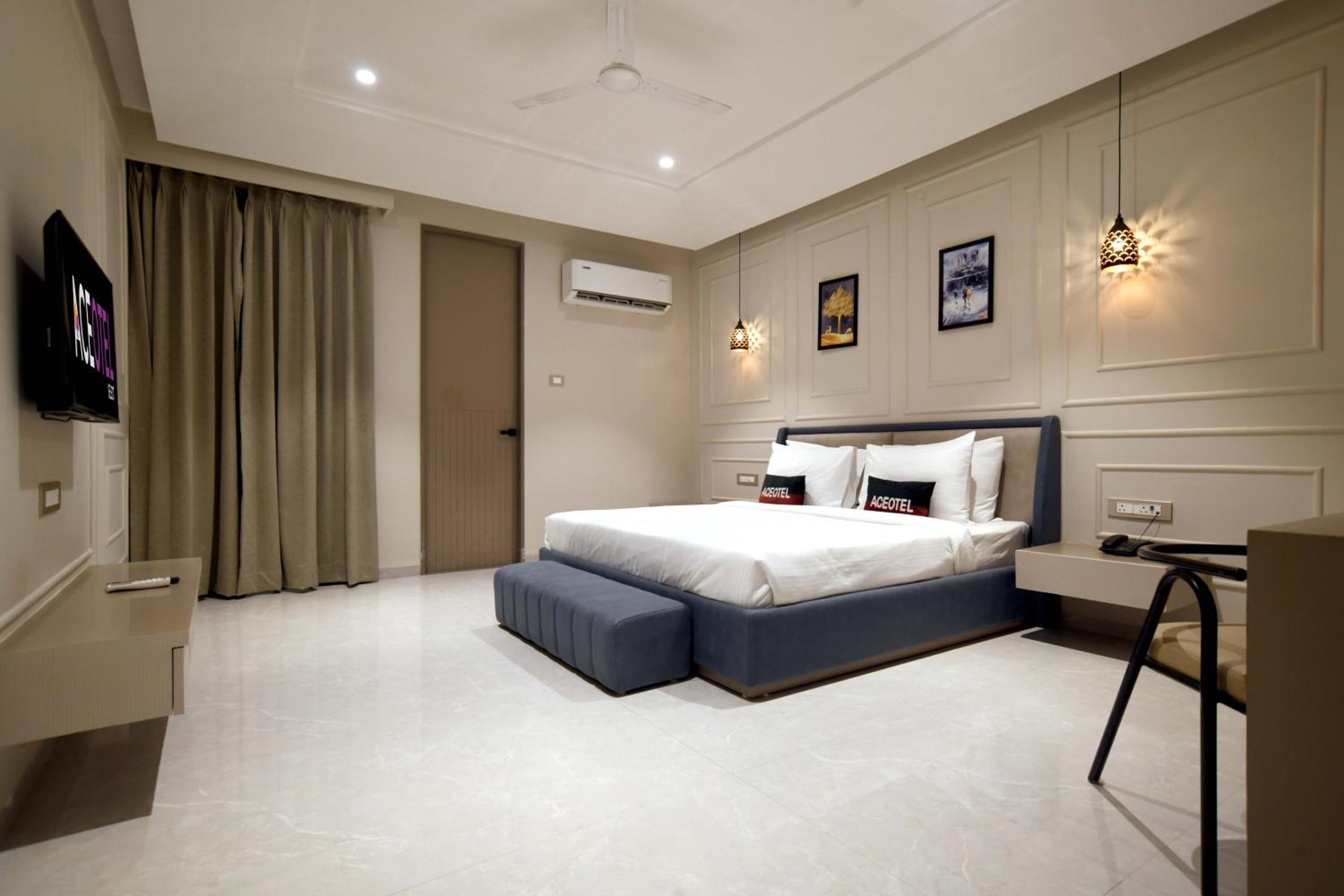 King Room with Balcony photo 2