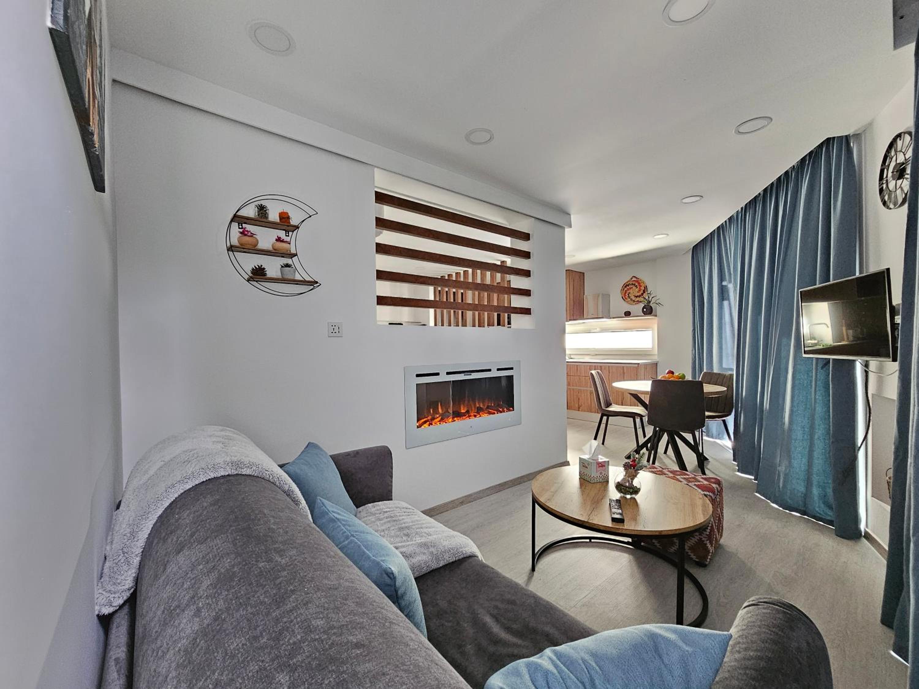 Apartment with Mountain View