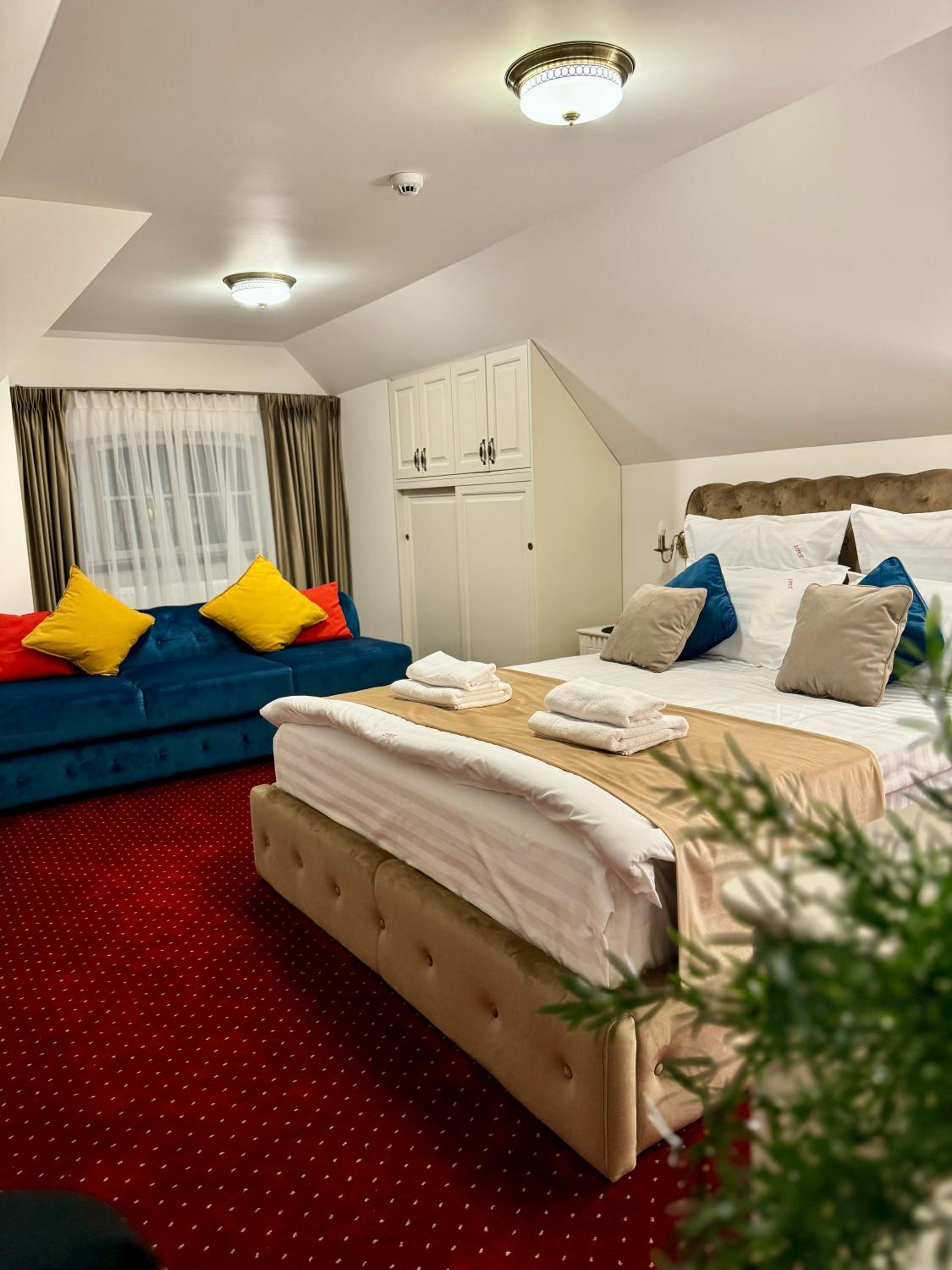 Camera Queen Deluxe cu vedere Piațeta Economat și Castel Peleș photo 1