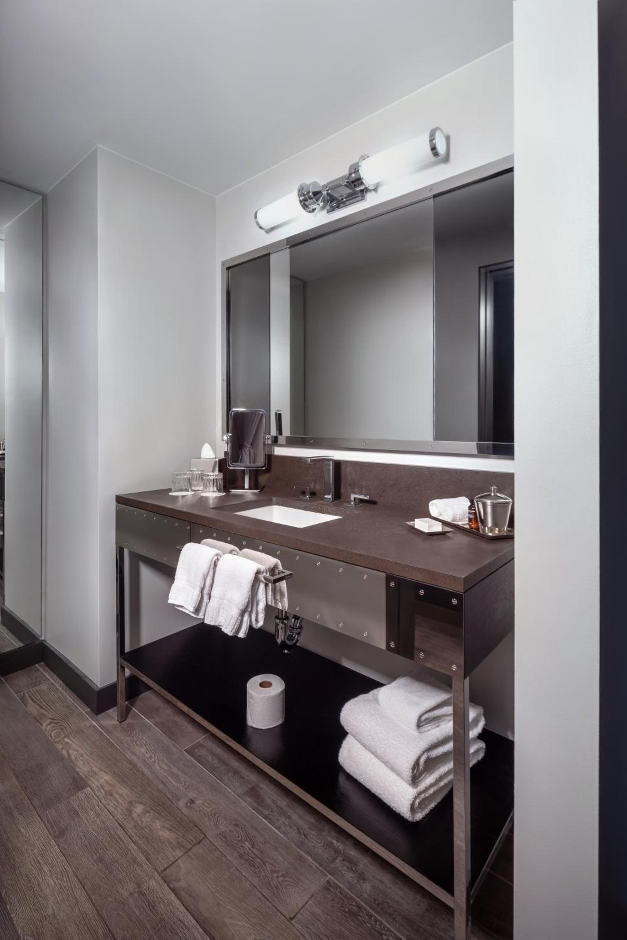 One Bedroom Suite with Spa Access (Non Smoking)