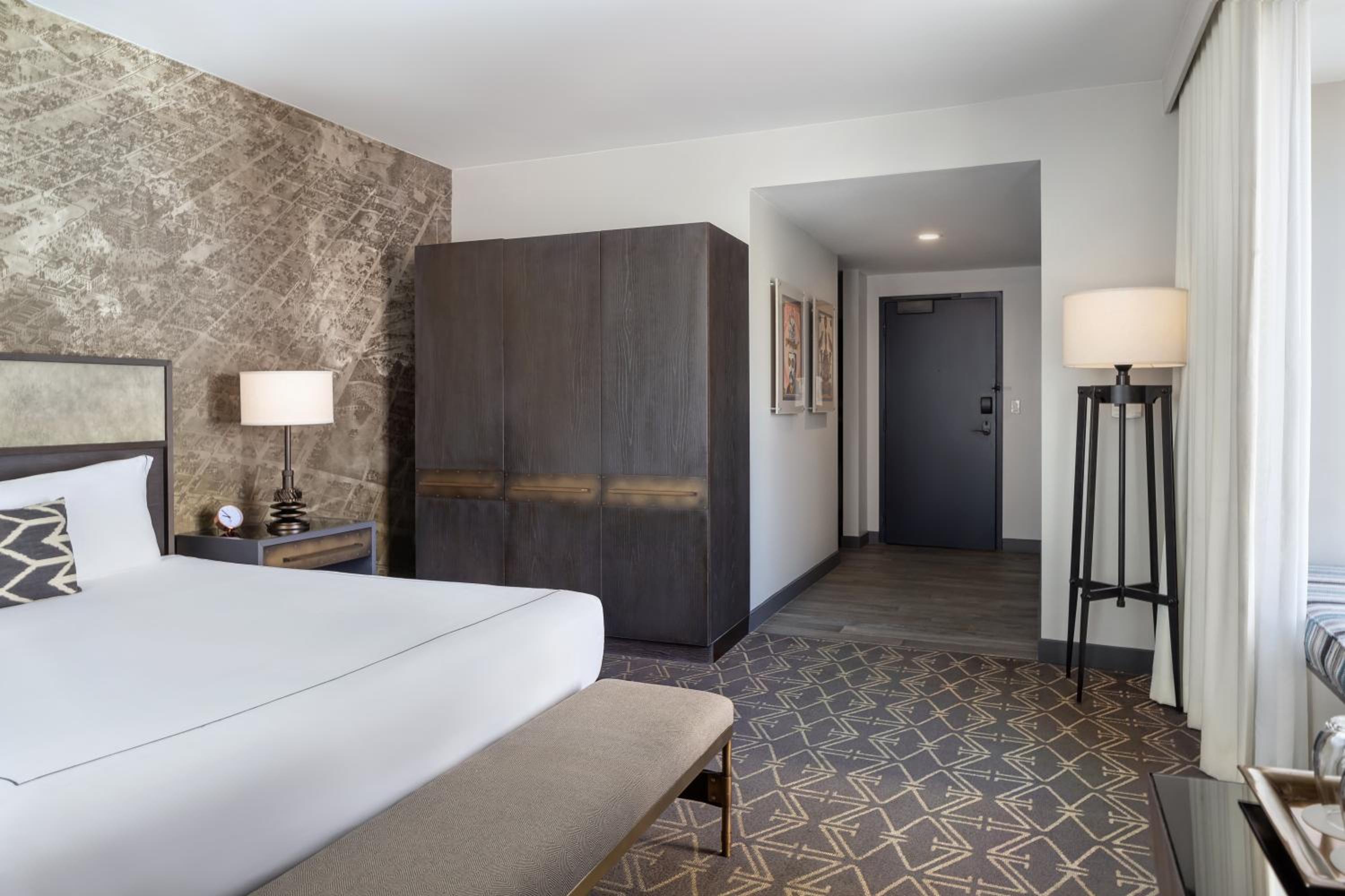 Junior Suite with One King Bed and Spa Access (Non Smoking)