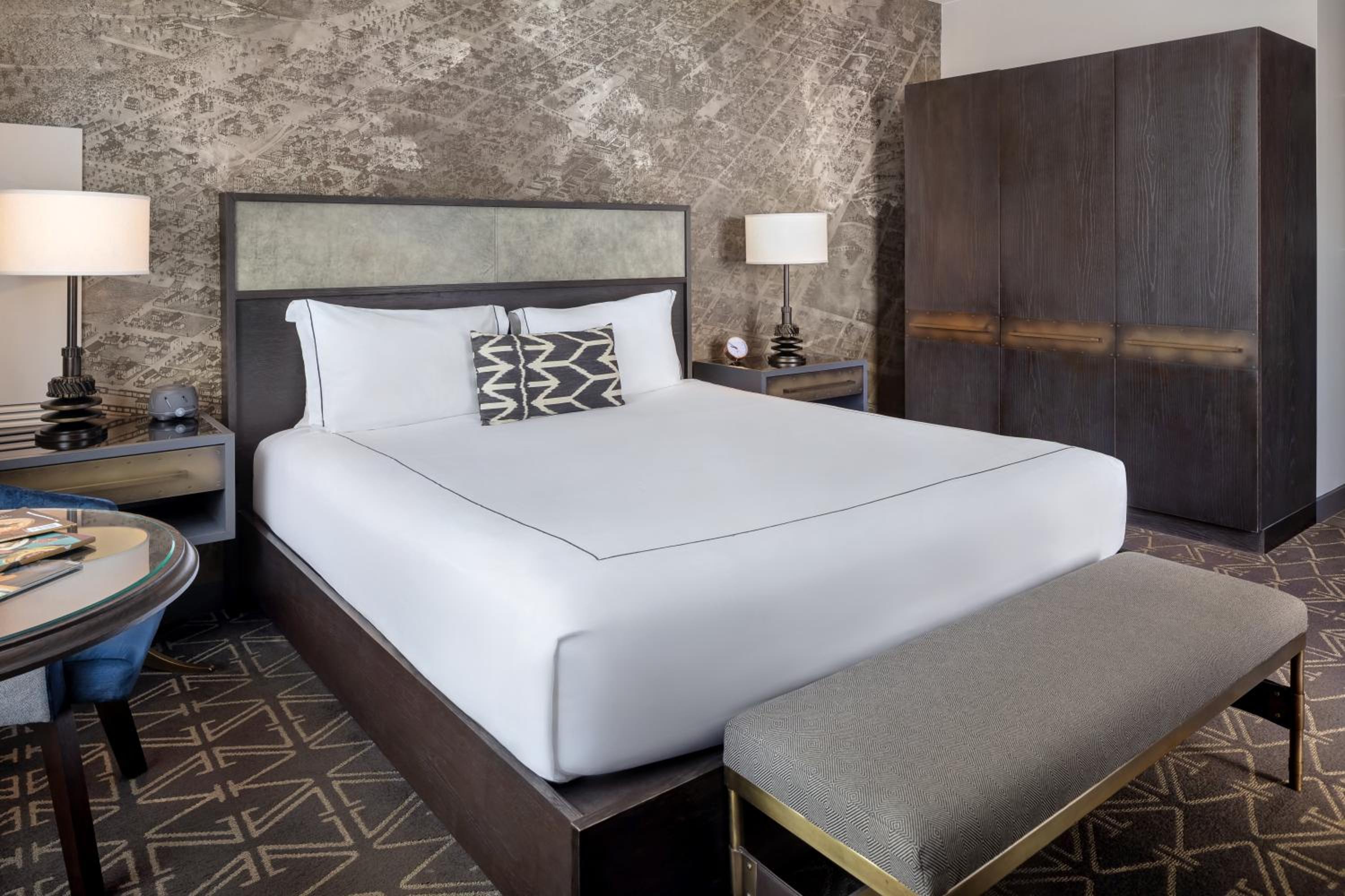 Junior Suite with One King Bed and Spa Access (Non Smoking) thumbnail 5
