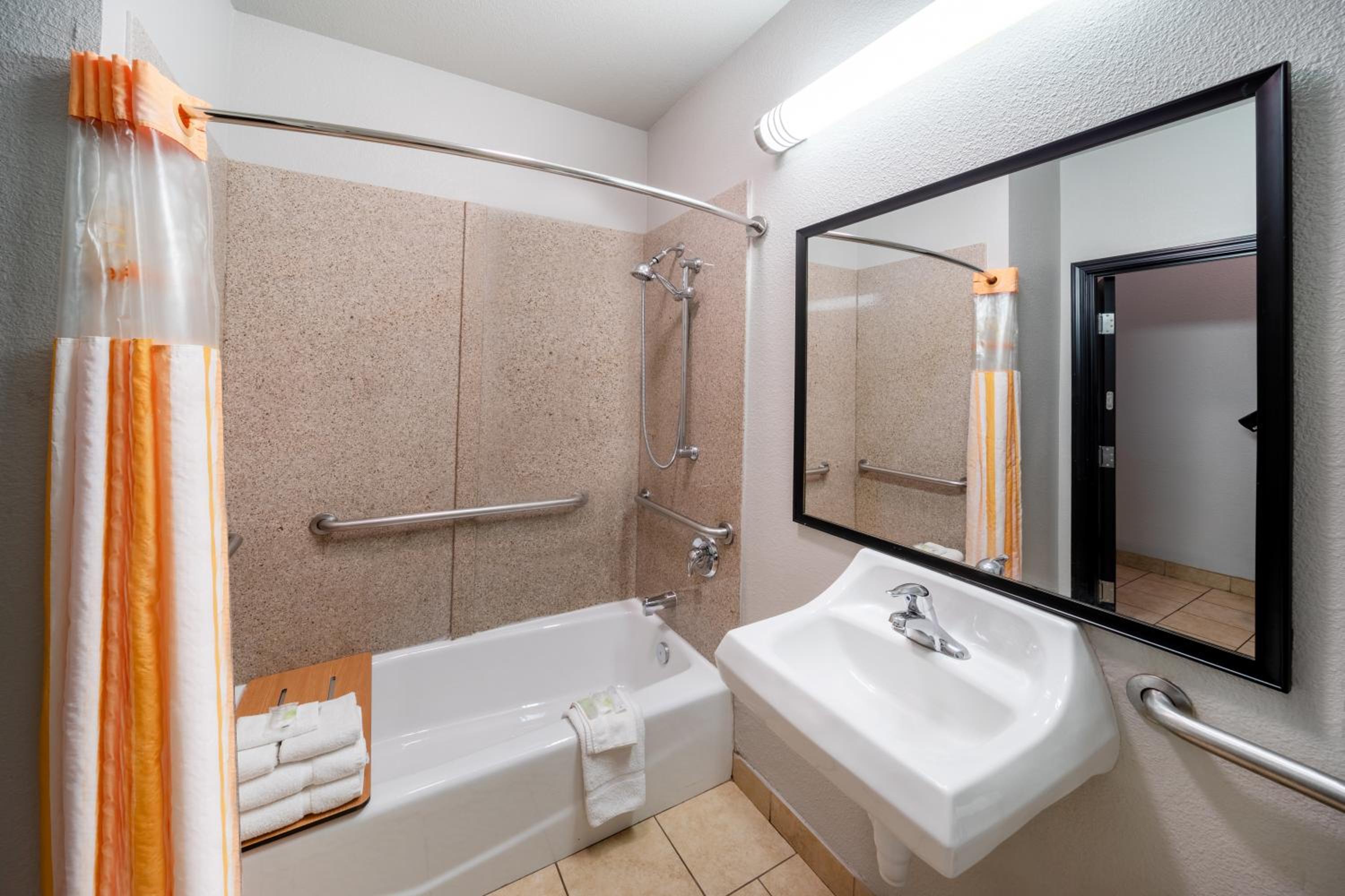 Queen Room with Two Queen Beds and Bath Tub - Mobility/Hearing Access - Non-Smoking - Photo 2