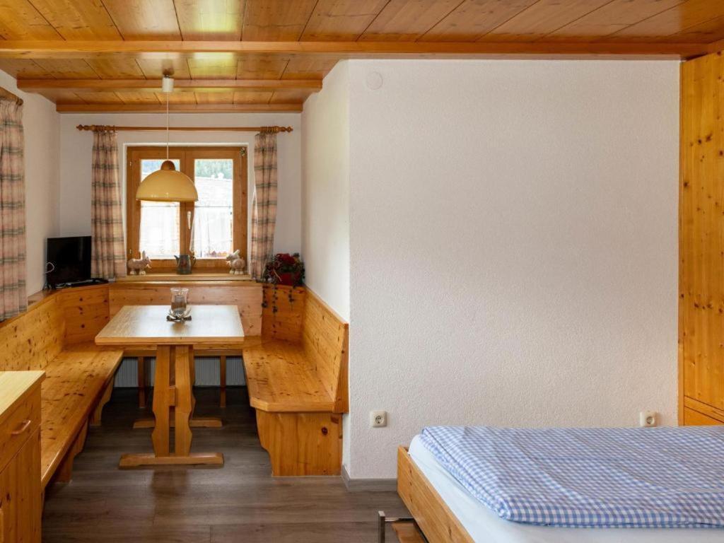 One-Bedroom Apartment with Shower