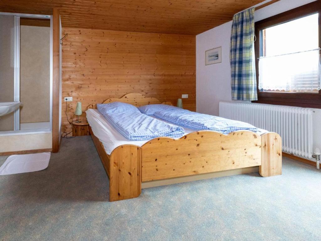Three-Bedroom Apartment with Shower