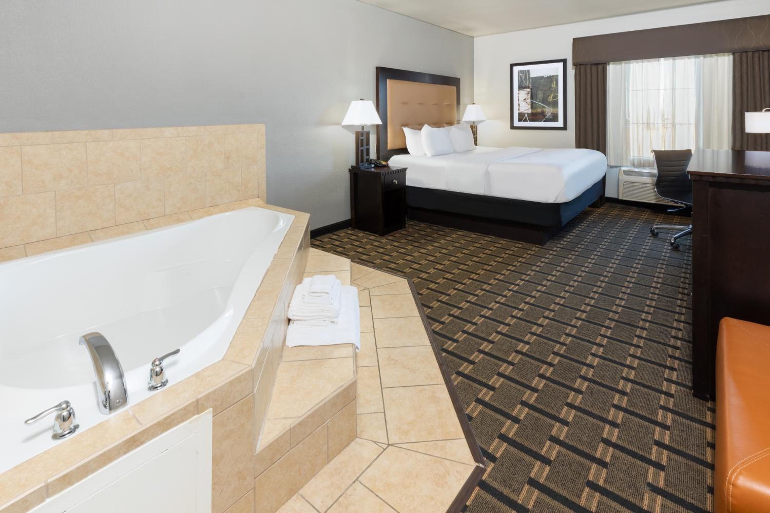 Deluxe King Room - Non-Smoking - Photo 1