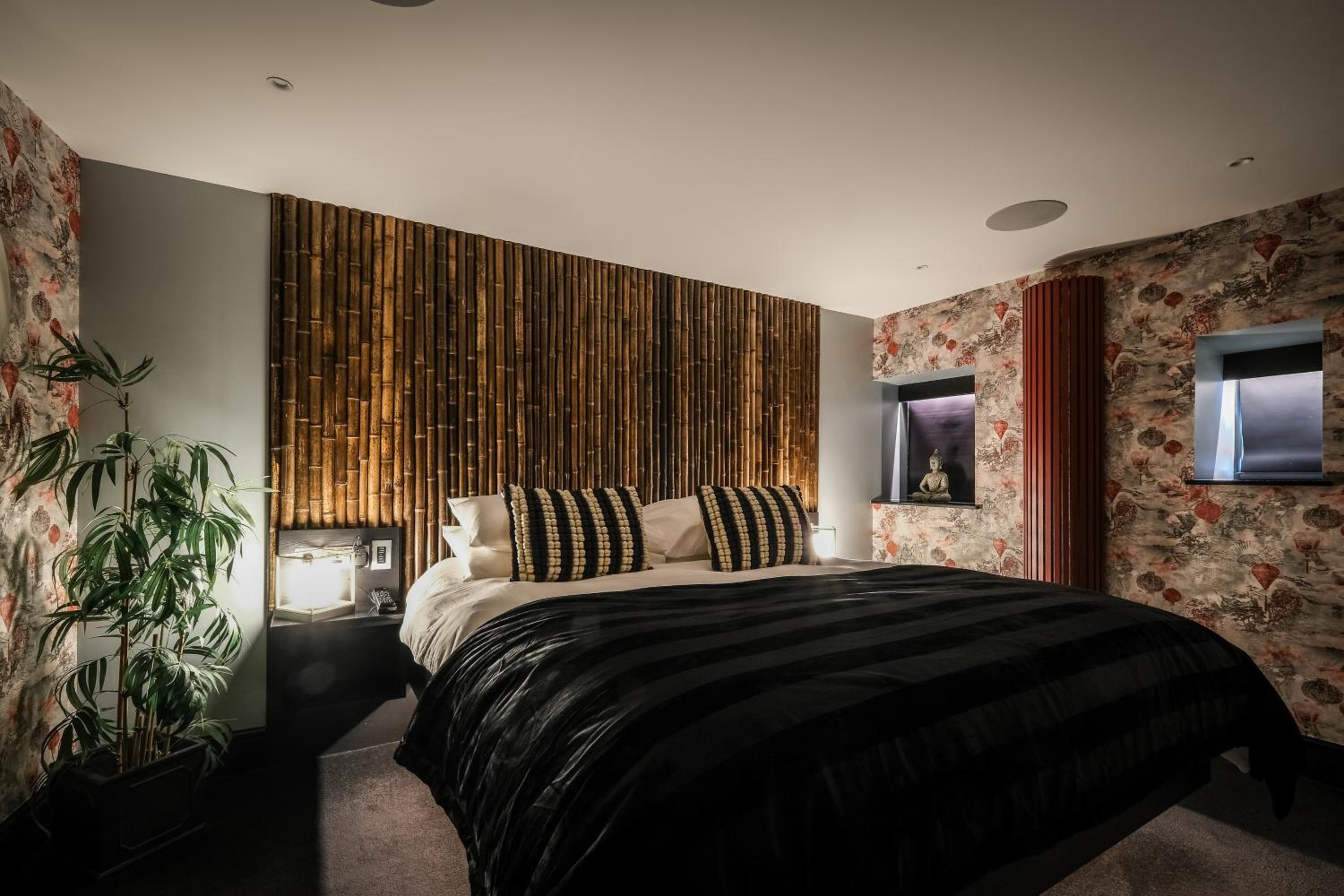 Suite with Hot Tub - Photo 1