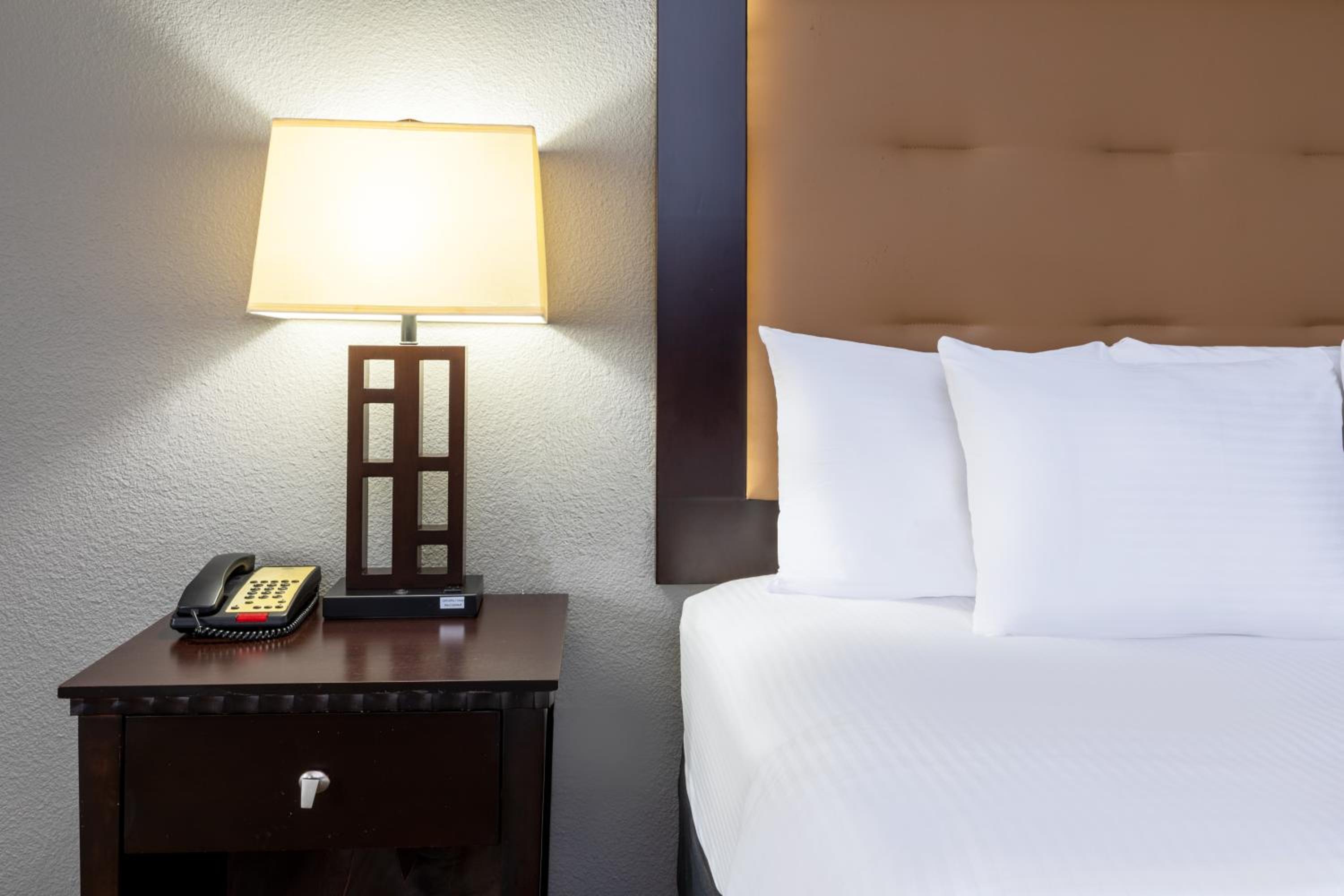 King Room - Non-Smoking - Photo 1