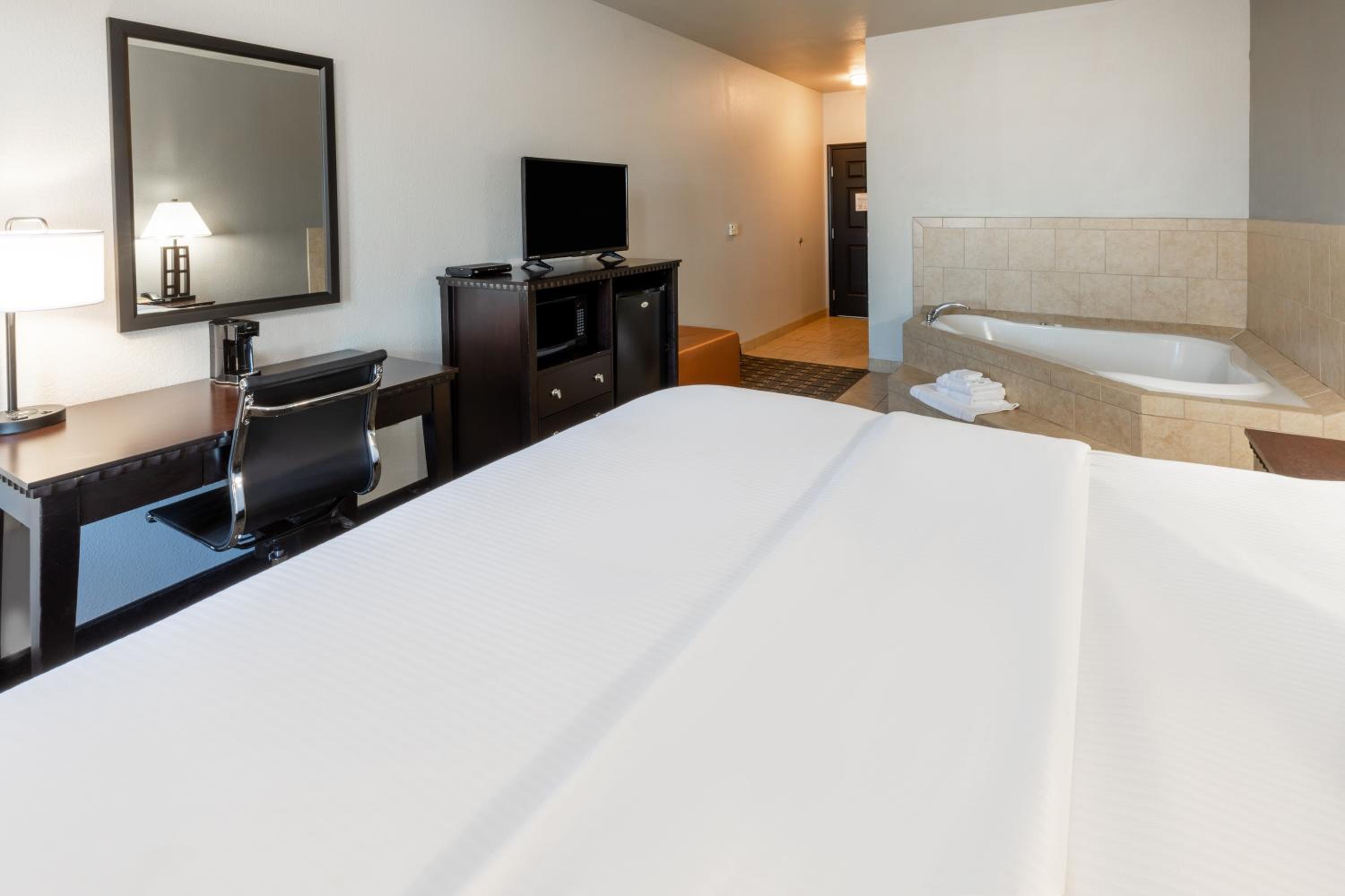 Deluxe King Room - Non-Smoking - Photo 2