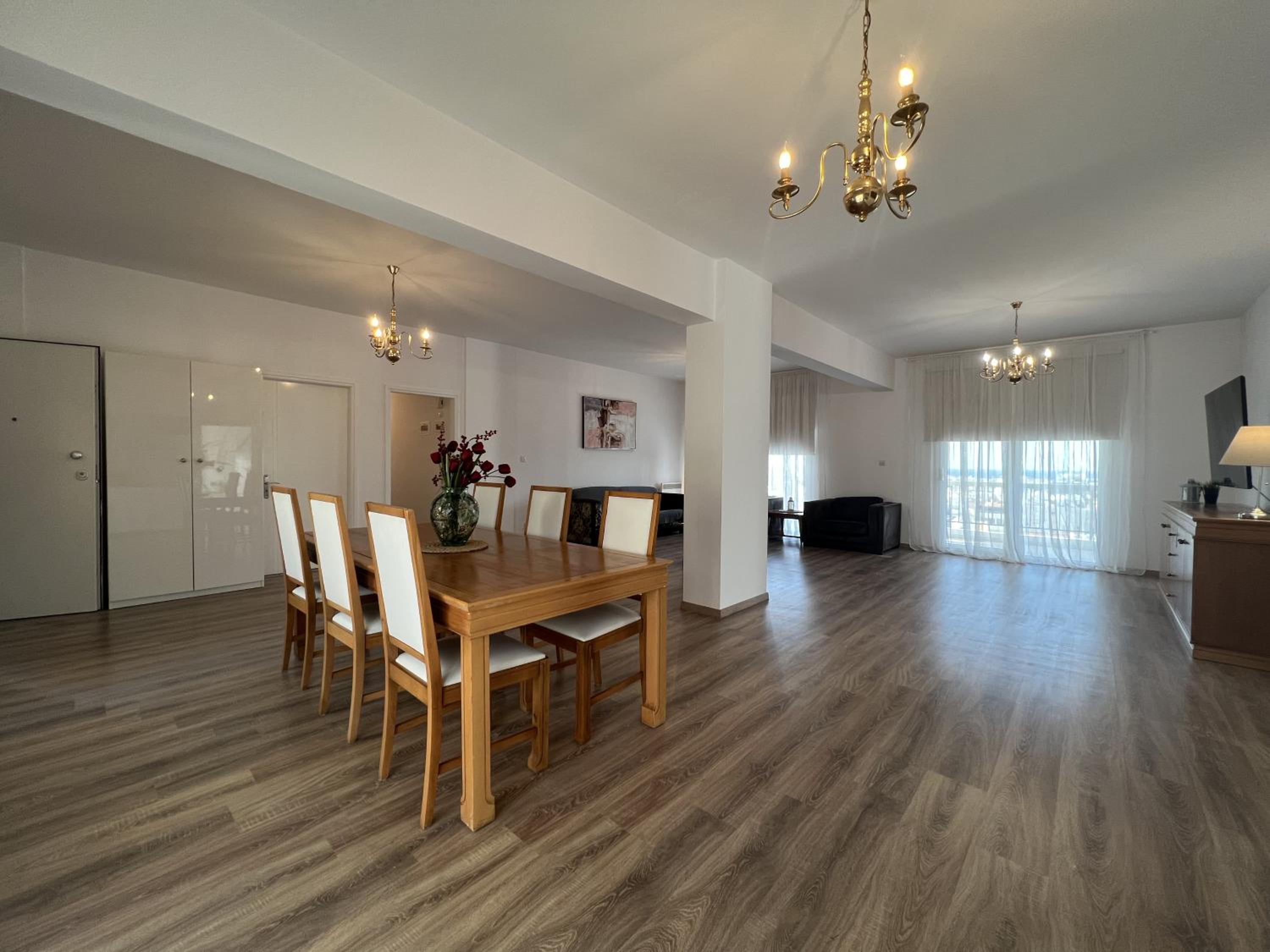 Five-Bedroom Deluxe Apartment