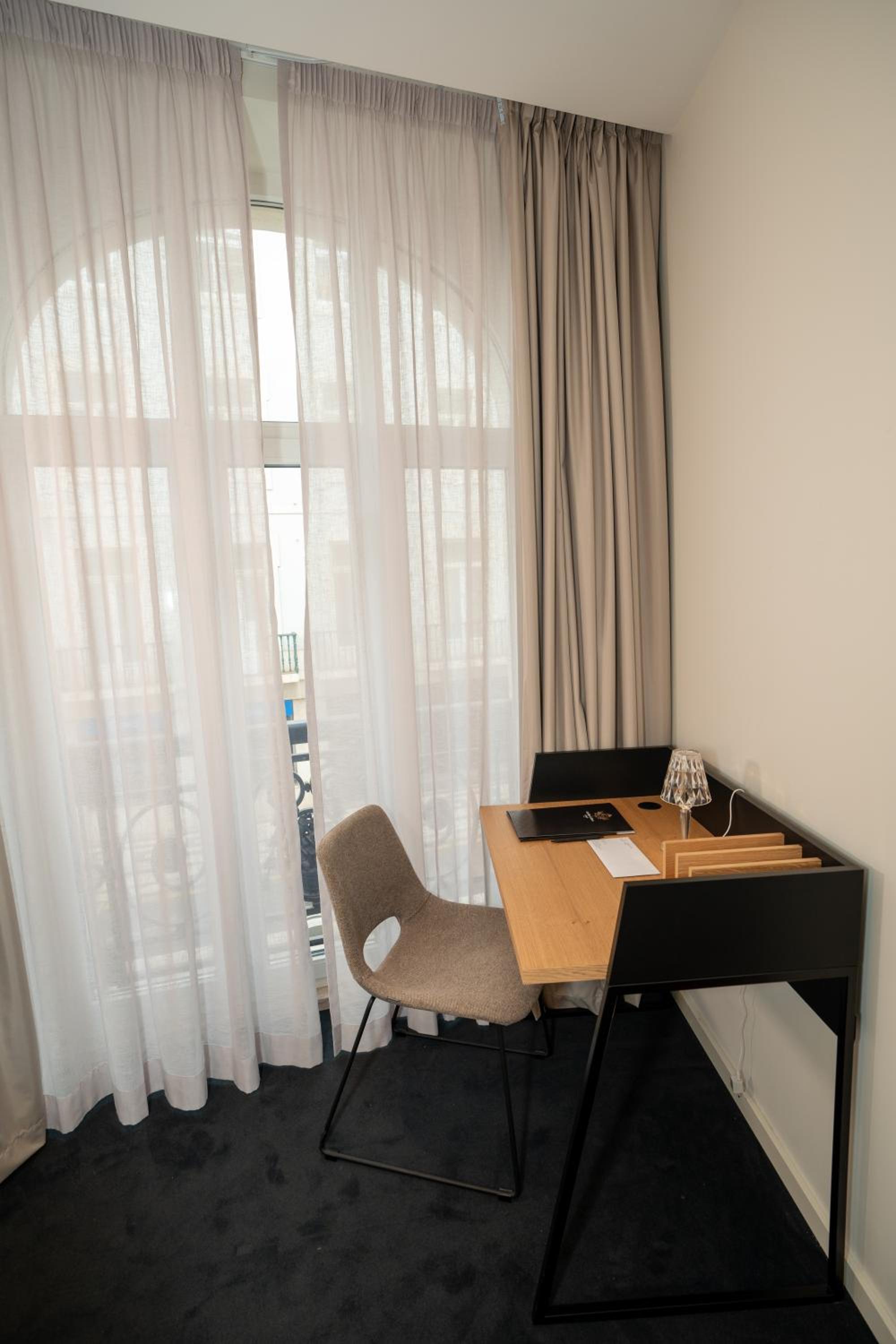 Deluxe Room thumbnail 5