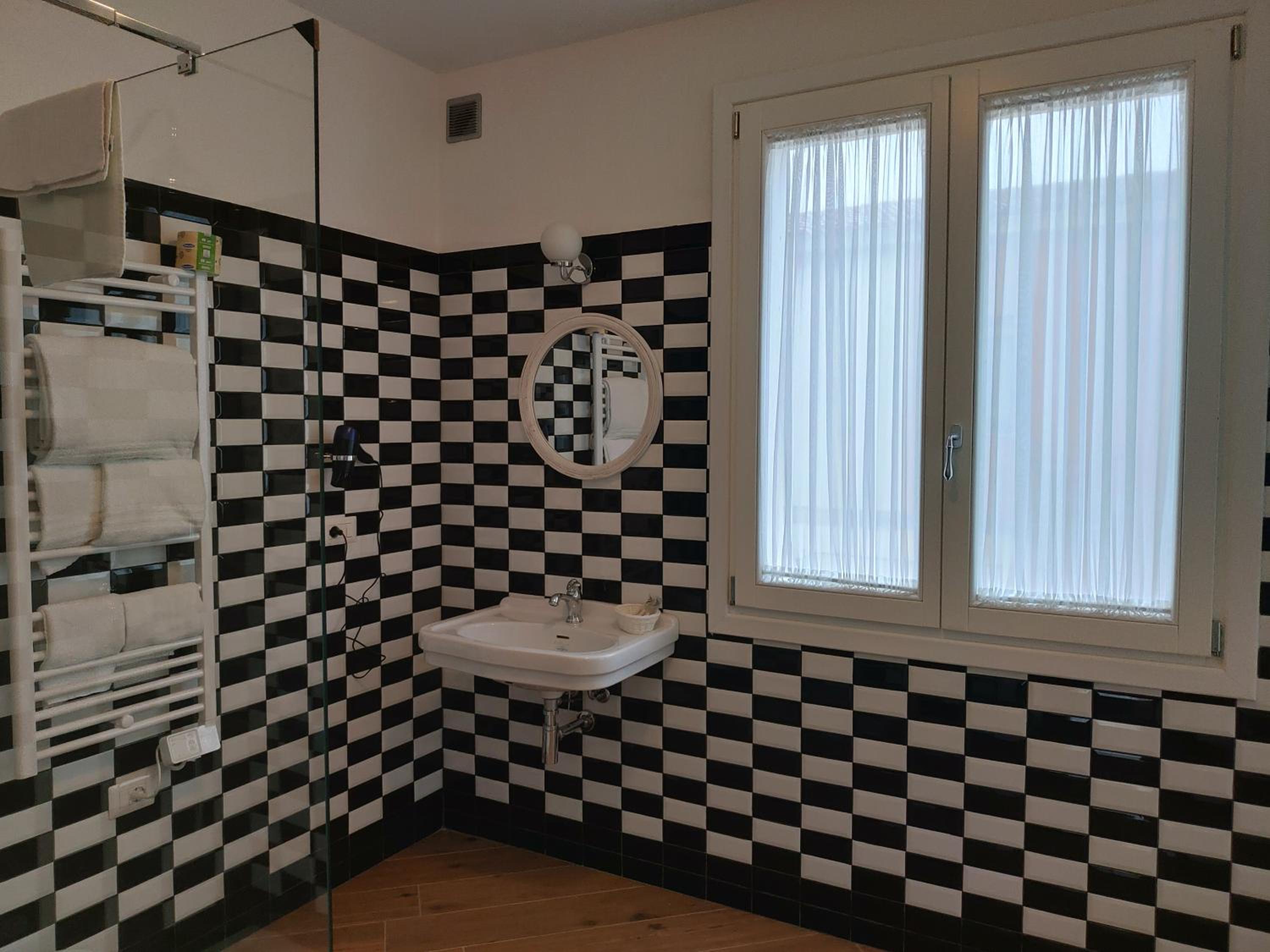 Superior King Room - Photo 7