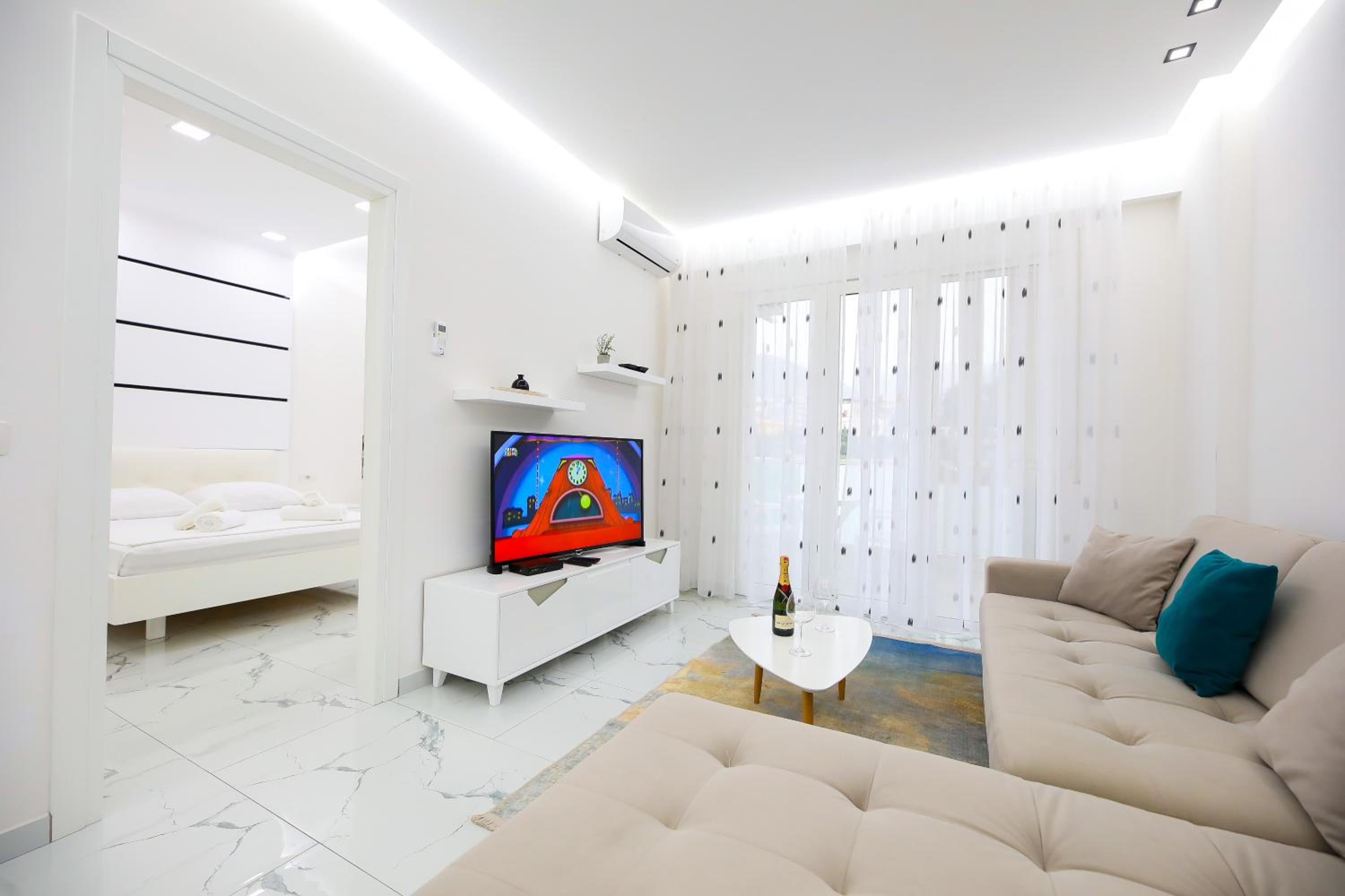 Apartment with Mountain View