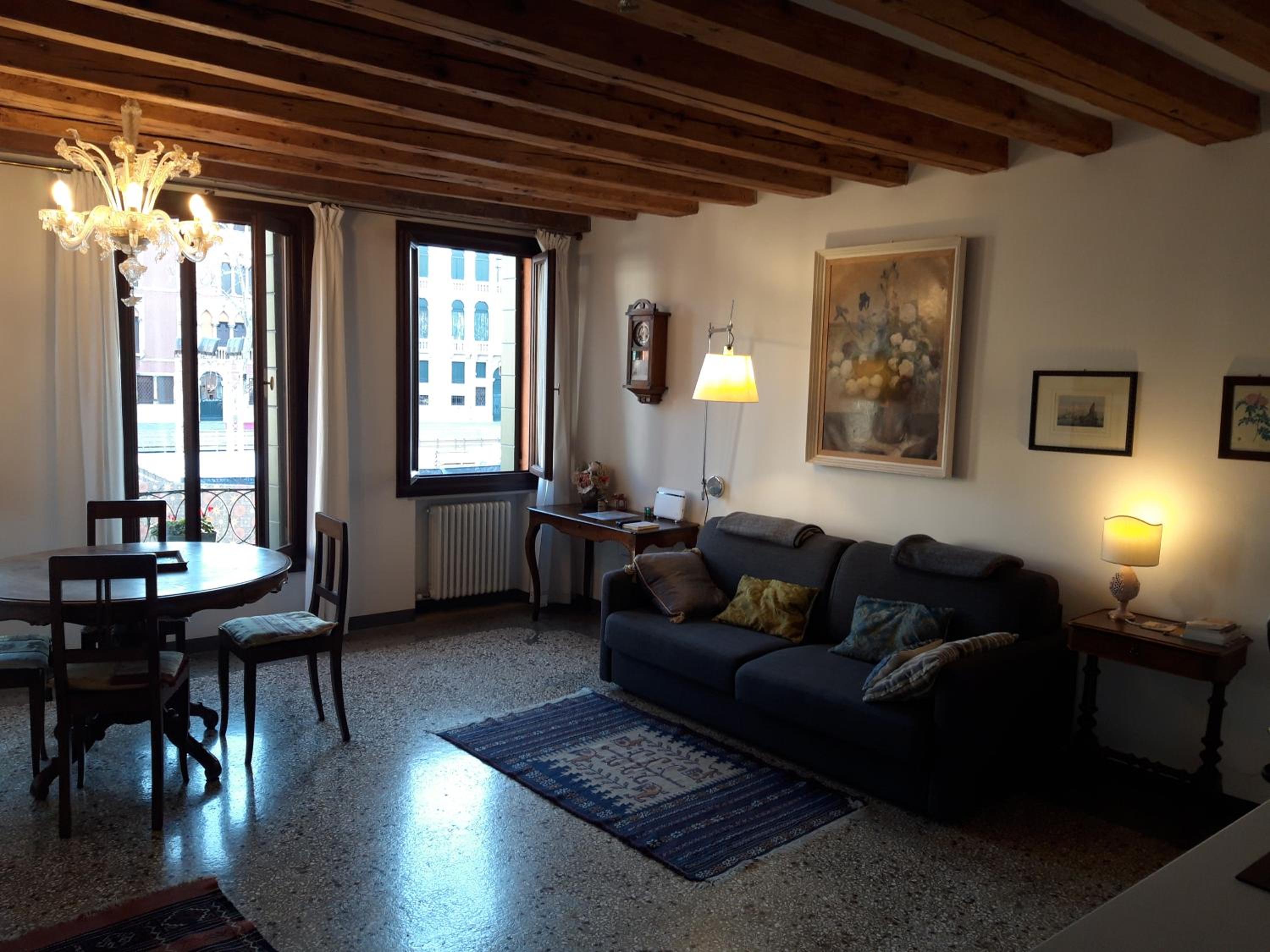 One-Bedroom Apartment photo 1