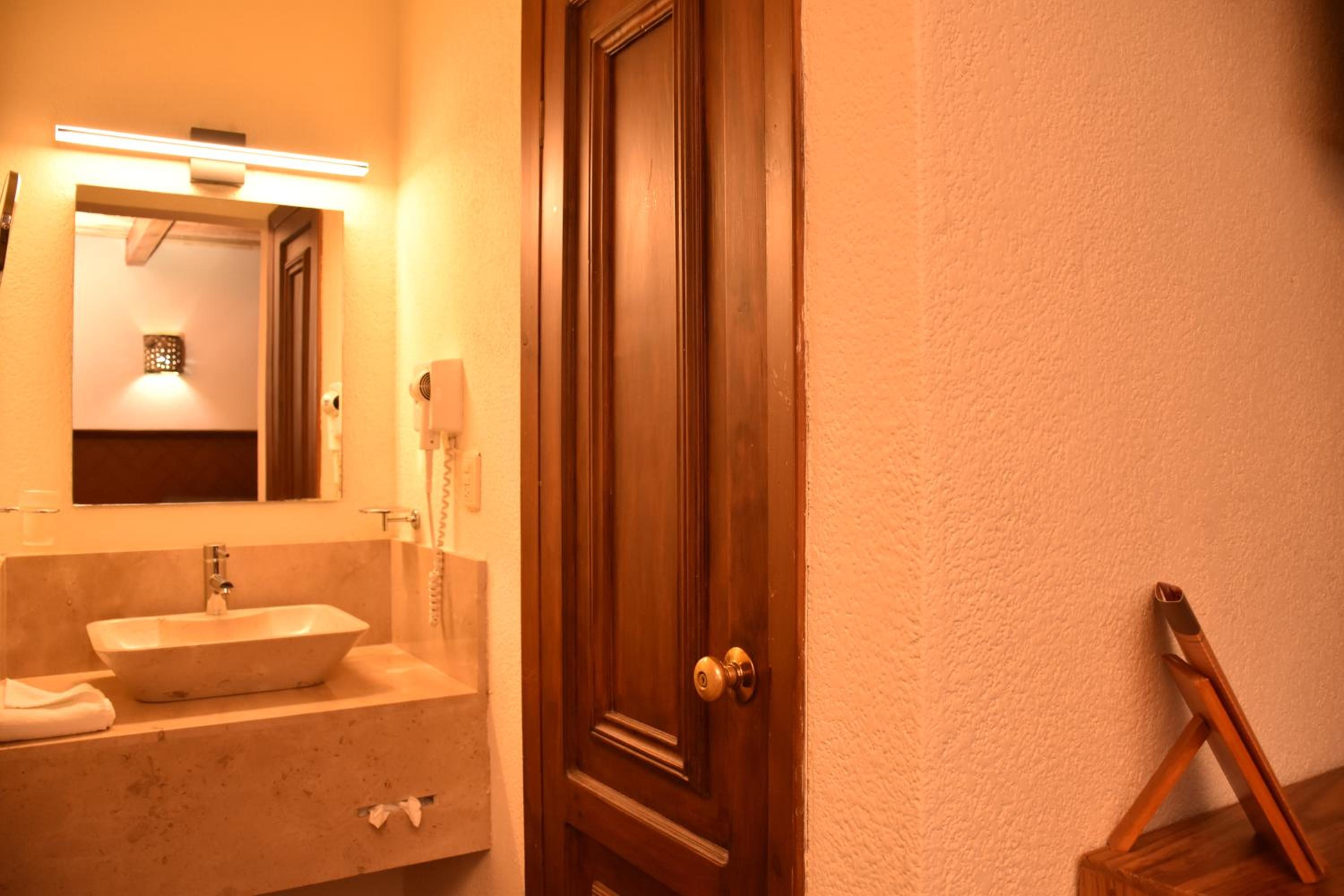 King Suite - Photo 7