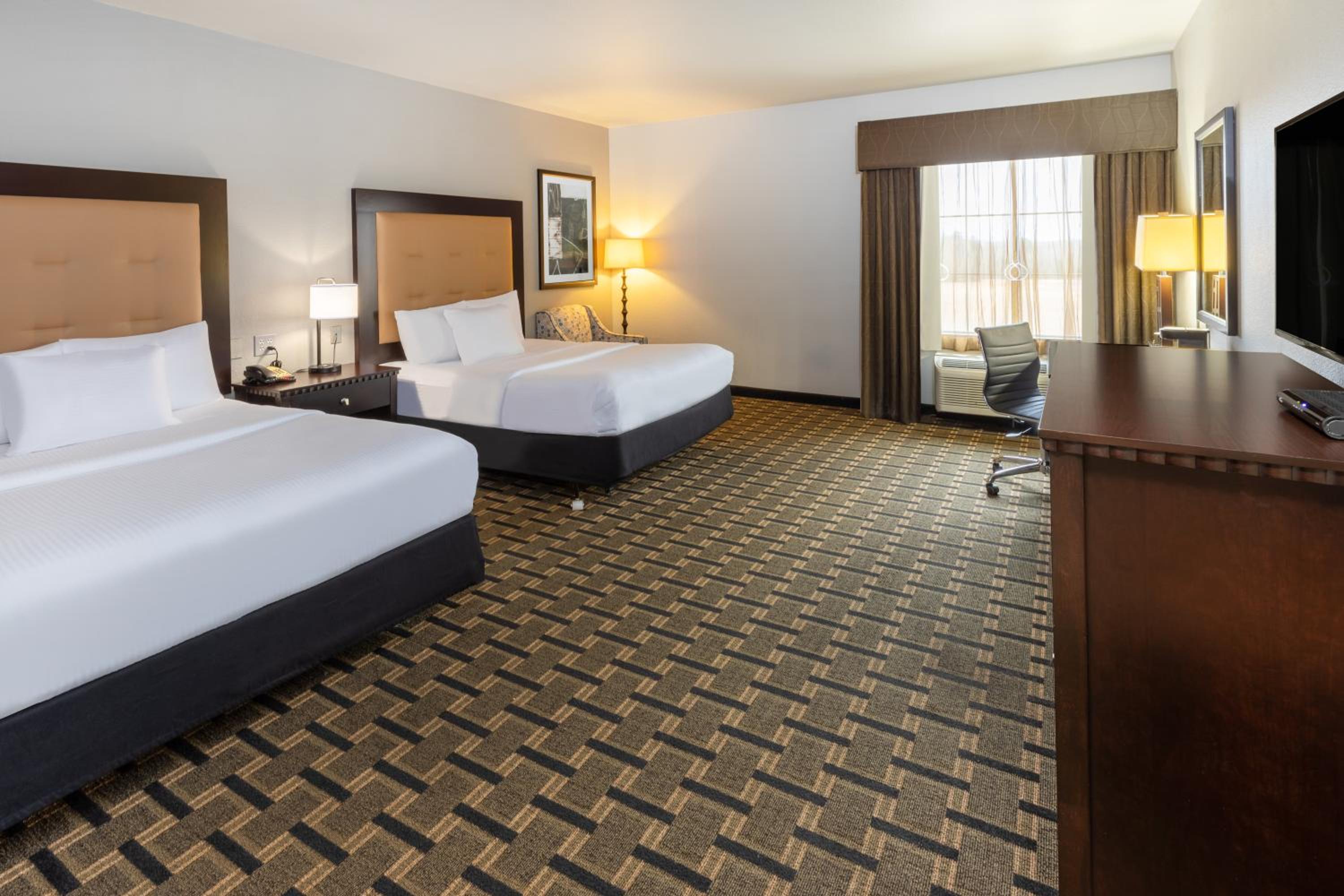 Queen Room with Two Queen Beds and Bath Tub - Mobility/Hearing Access - Non-Smoking - Photo 4