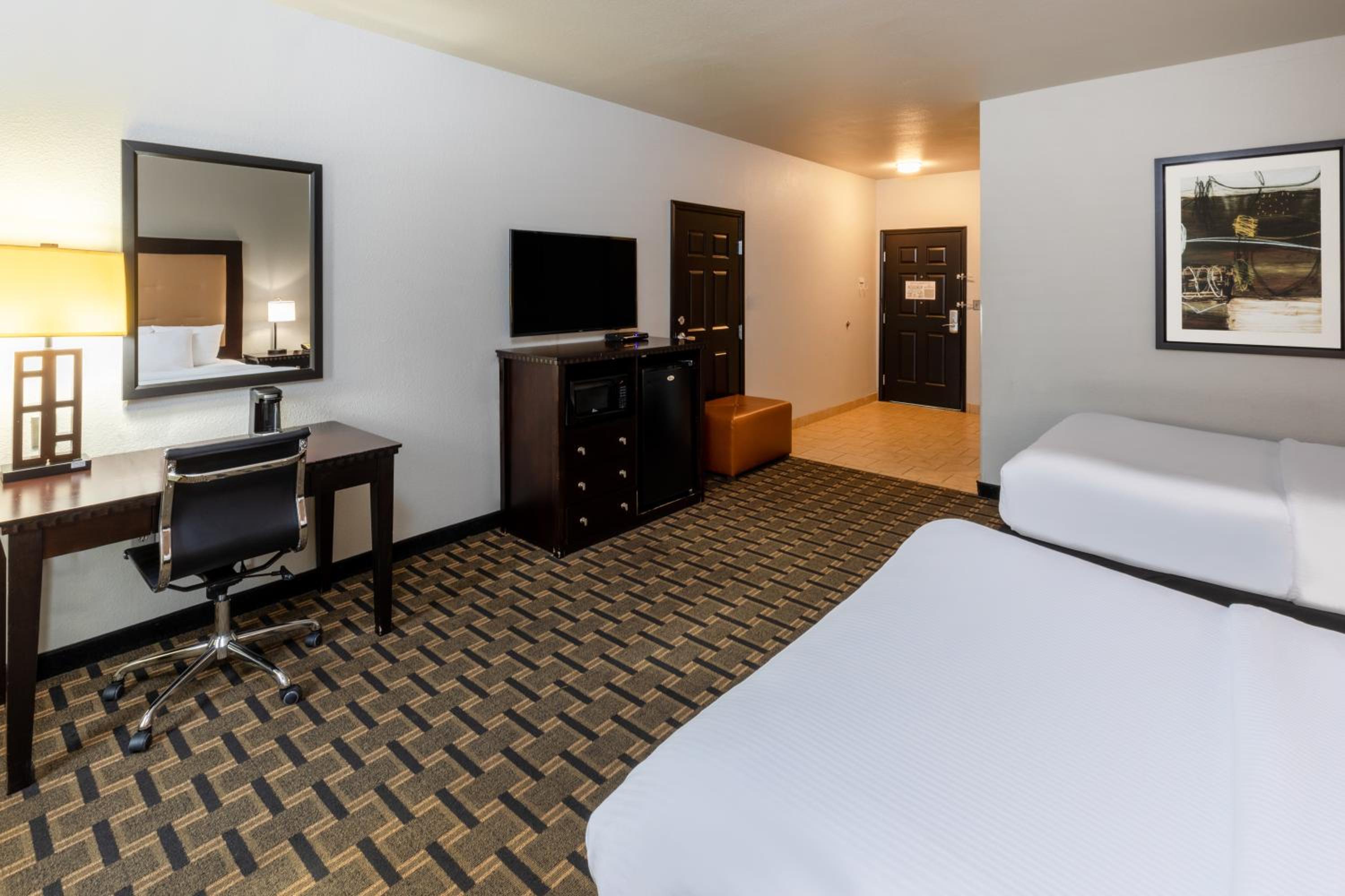 Queen Room with Two Queen Beds and Bath Tub - Mobility/Hearing Access - Non-Smoking - Photo 1