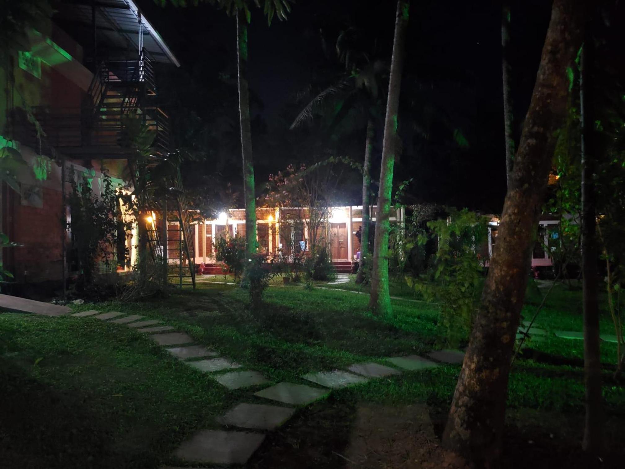 Double Room with Balcony - Photo 4
