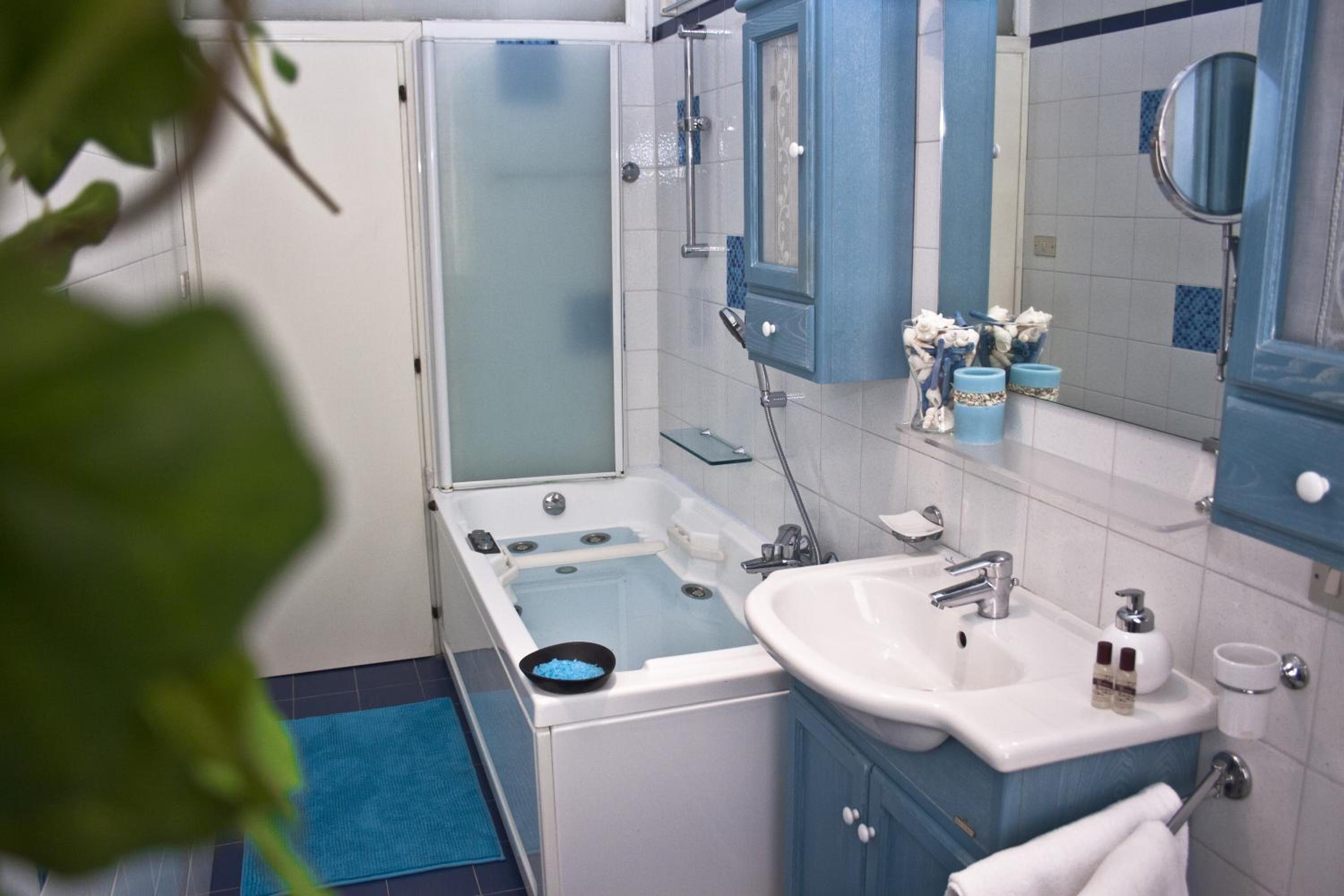 Large Double Room with Private External Bathroom photo 3