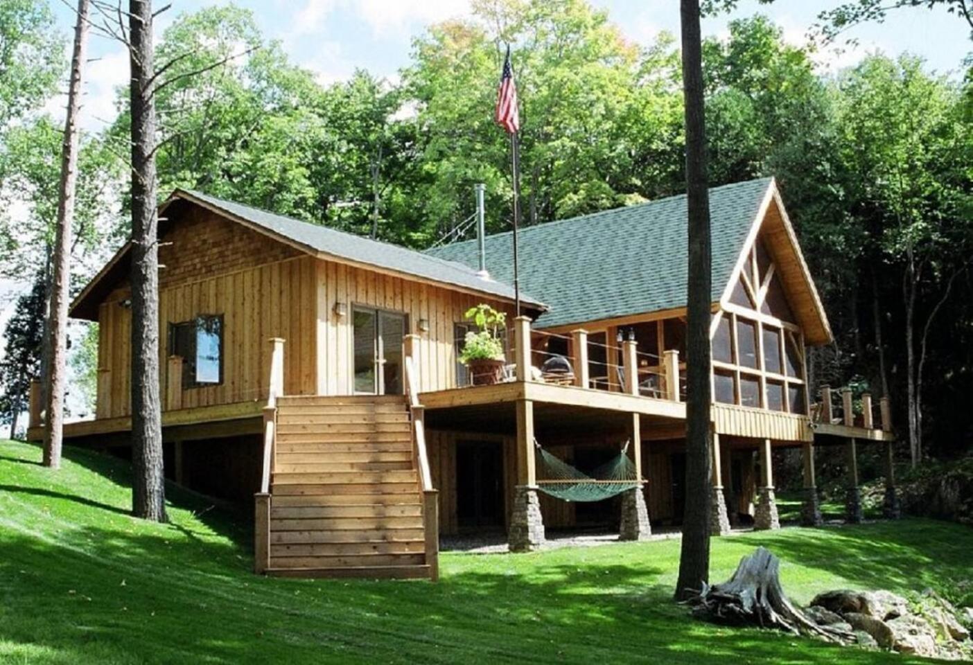 Six-Bedroom House photo 2