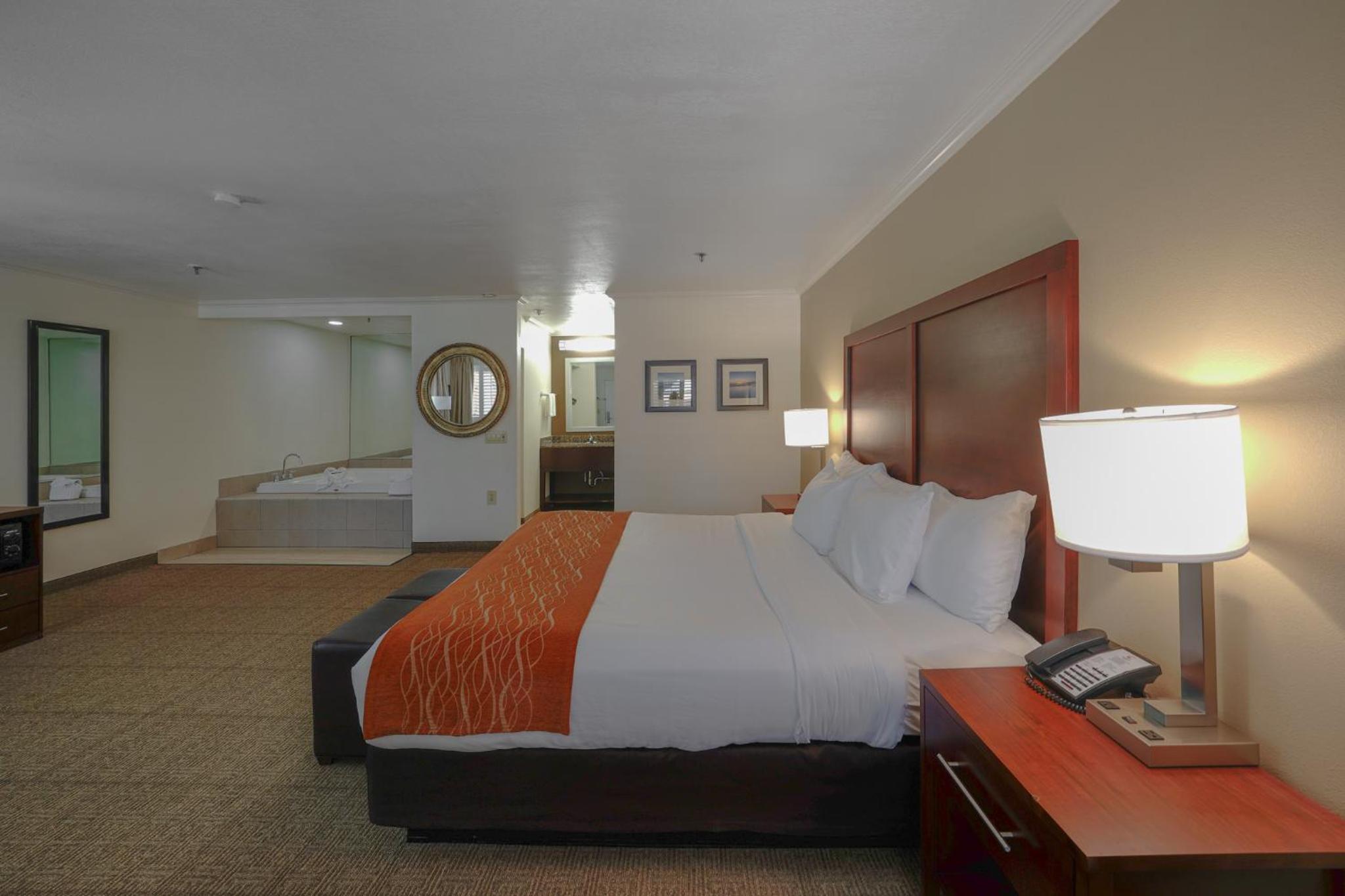 King Room with Hot Tub - Non-Smoking - Photo 2