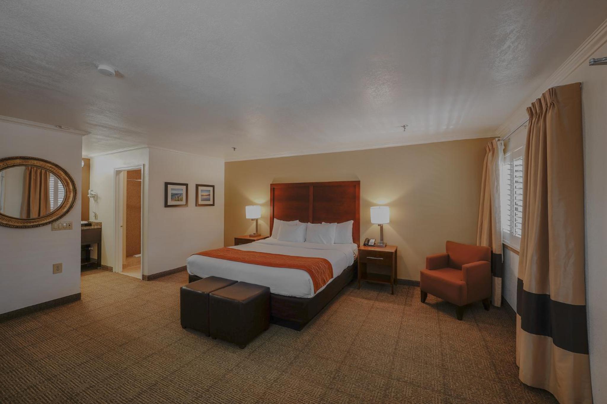 King Room with Hot Tub - Non-Smoking - Photo 5